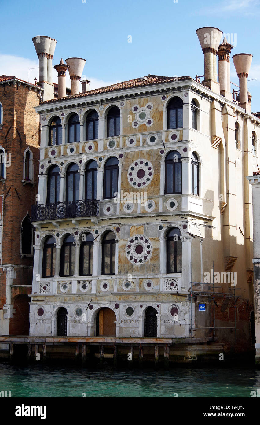 Il recentemente restaurato Palazzo Dario sul Canal Grande di Venezia, con la sua ricca facciata all'inizio stile rinascimentale lombardo di c1487. Foto Stock