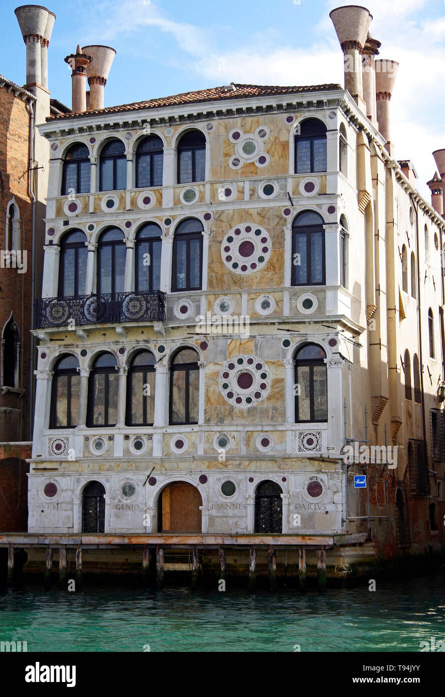 Il recentemente restaurato Palazzo Dario sul Canal Grande di Venezia, con la sua ricca facciata all'inizio stile rinascimentale lombardo di c1487. Foto Stock