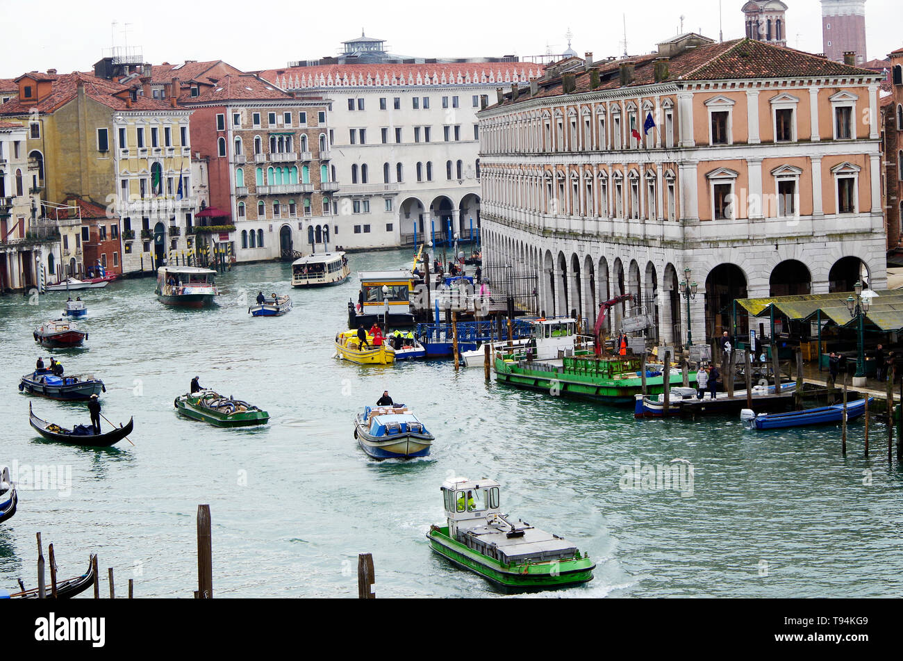 Venezia, Italia, il Canal Grande, la Fabriche Nuove di Rialto a destra e parte del completamente rinnovato Fontego dei tedeschi alla sua sinistra Foto Stock