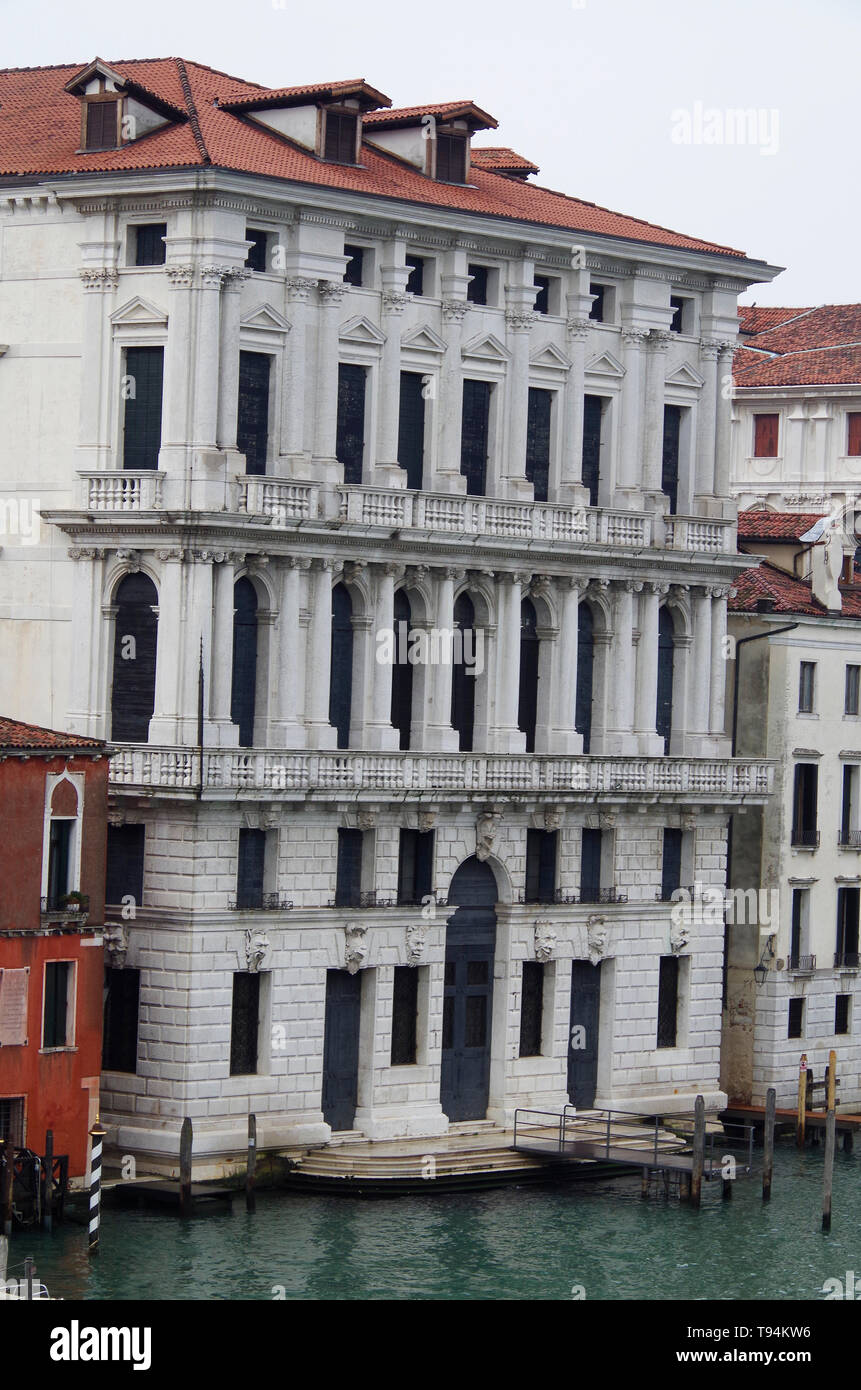 Il Palazzo Corner della Regina, un imponente palazzo del XVIII secolo sul Canal Grande a Venezia, Italia Foto Stock