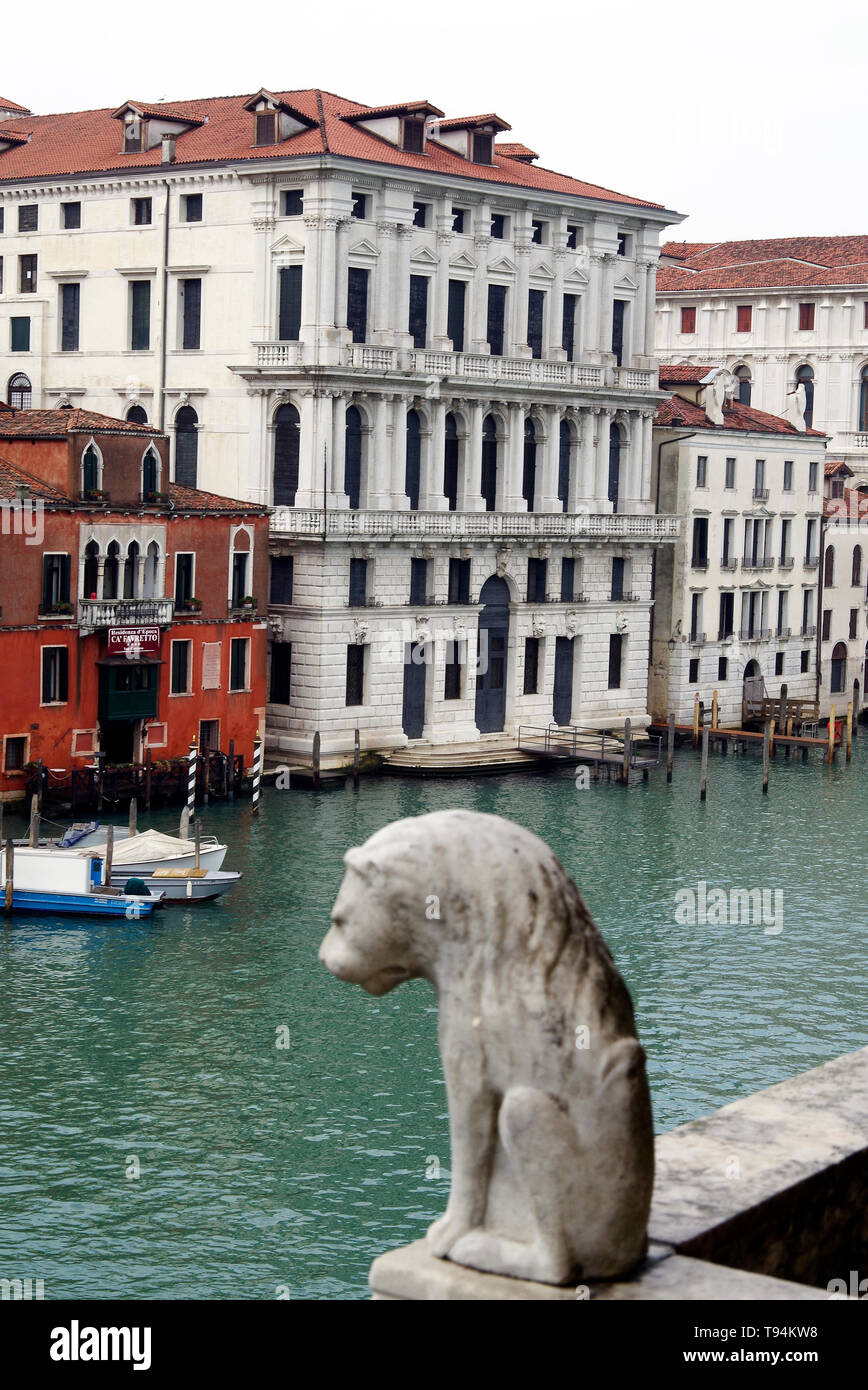 Il Palazzo Corner della Regina, un imponente palazzo del XVIII secolo sul Canal Grande a Venezia, Italia Foto Stock
