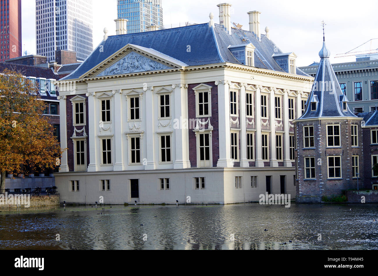 Il Mauritshaus, all'Aia, il quale alloggia l'olandese Royal armadio di dipinti, una vista ora segnata da antiestetiche grattacieli Foto Stock