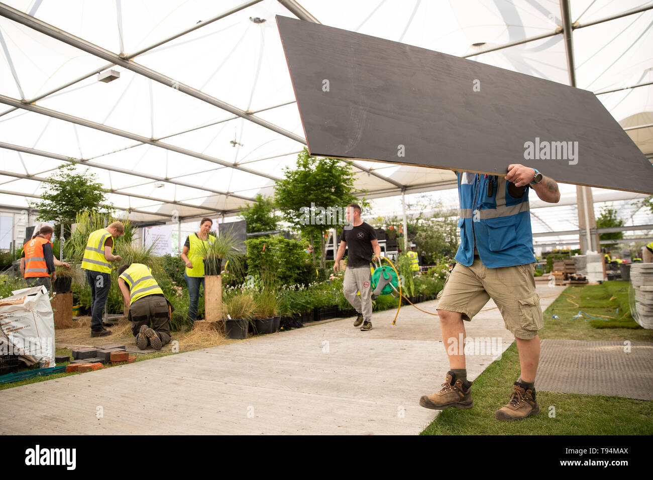 Apparecchiatura viene portato durante i preparativi per la RHS Chelsea Flower Show presso il Royal Hospital Chelsea, Londra. Foto Stock