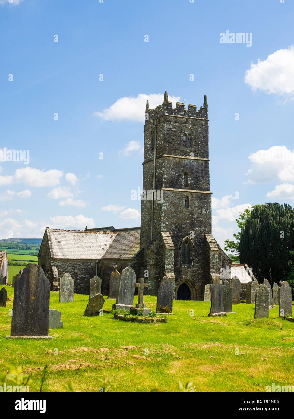 14th/XV secolo St Sampson la chiesa e cimitero nel villaggio di South Hill, Cornwall, in corrispondenza del bordo di Bodmin Moor Foto Stock