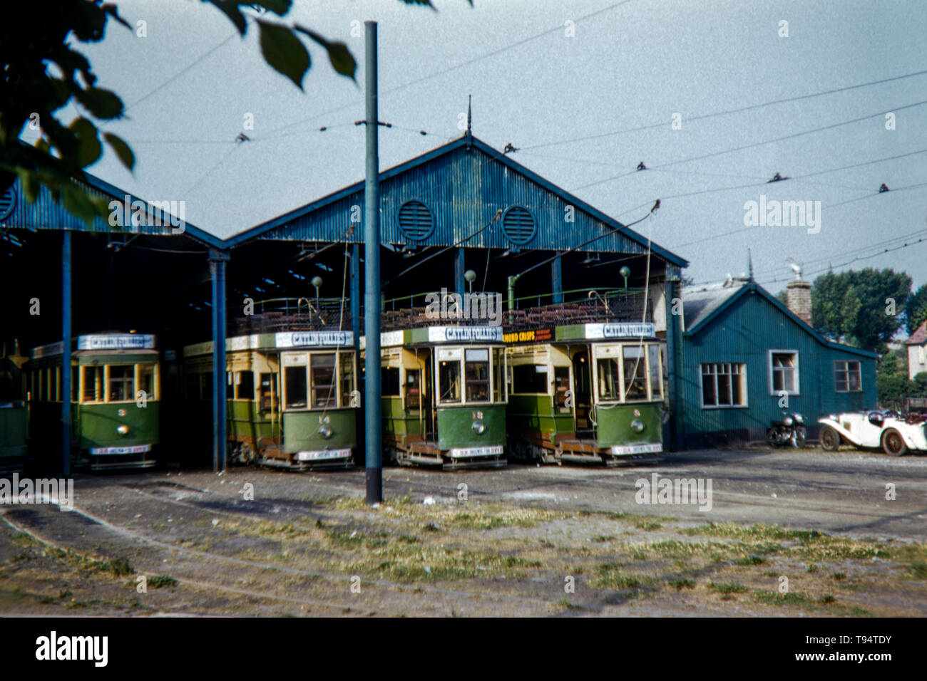 E Llandudno Colwyn Bay elettrica ferroviaria Tram capannone (Ross-on-Sea Depot) Immagine presa in agosto 1955 Foto Stock