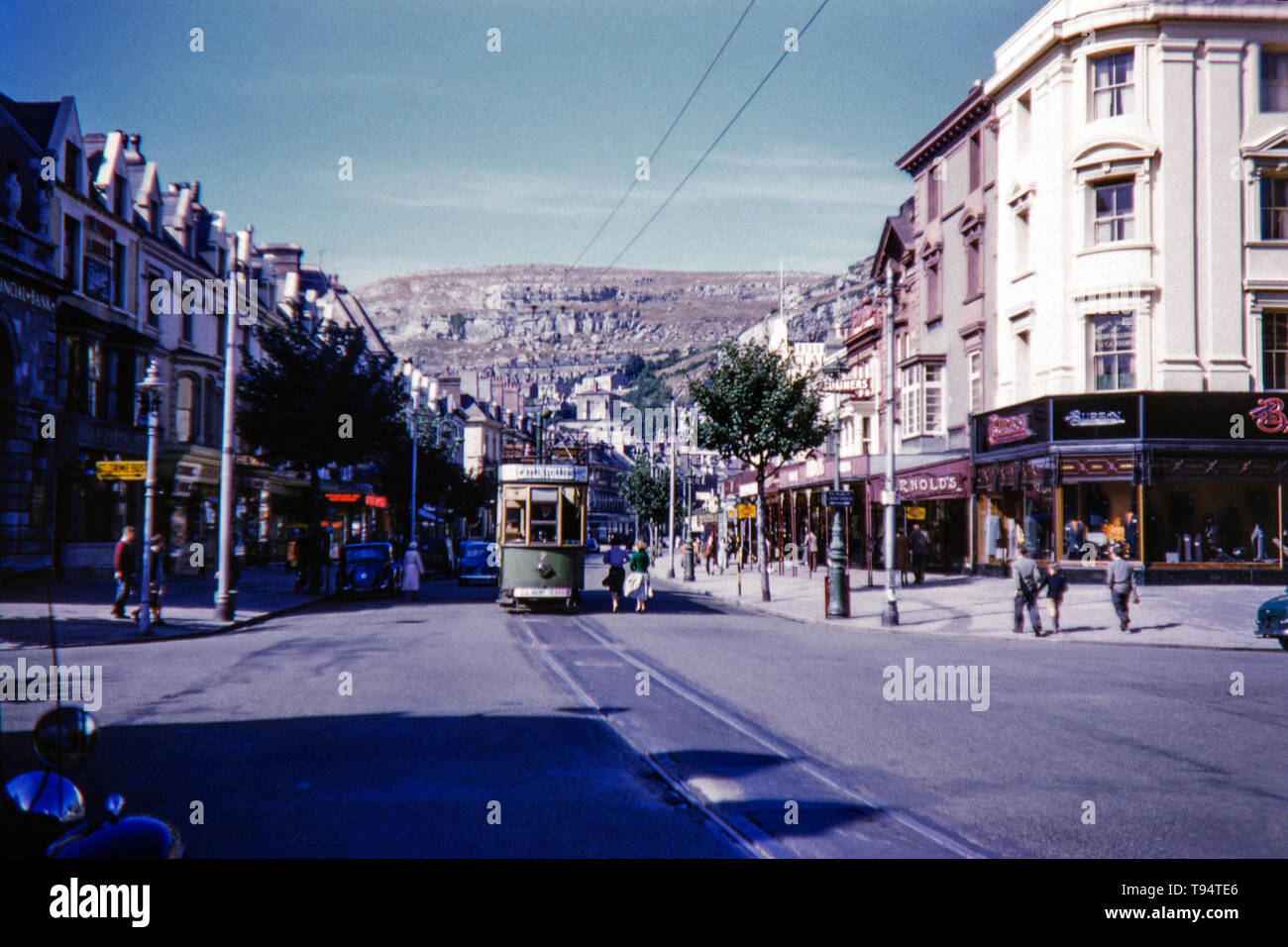 E Llandudno Colwyn Bay elettrica ferroviaria, operando il tram n. 7 su un comune percorso. Immagine presa nel settembre 1955 Foto Stock