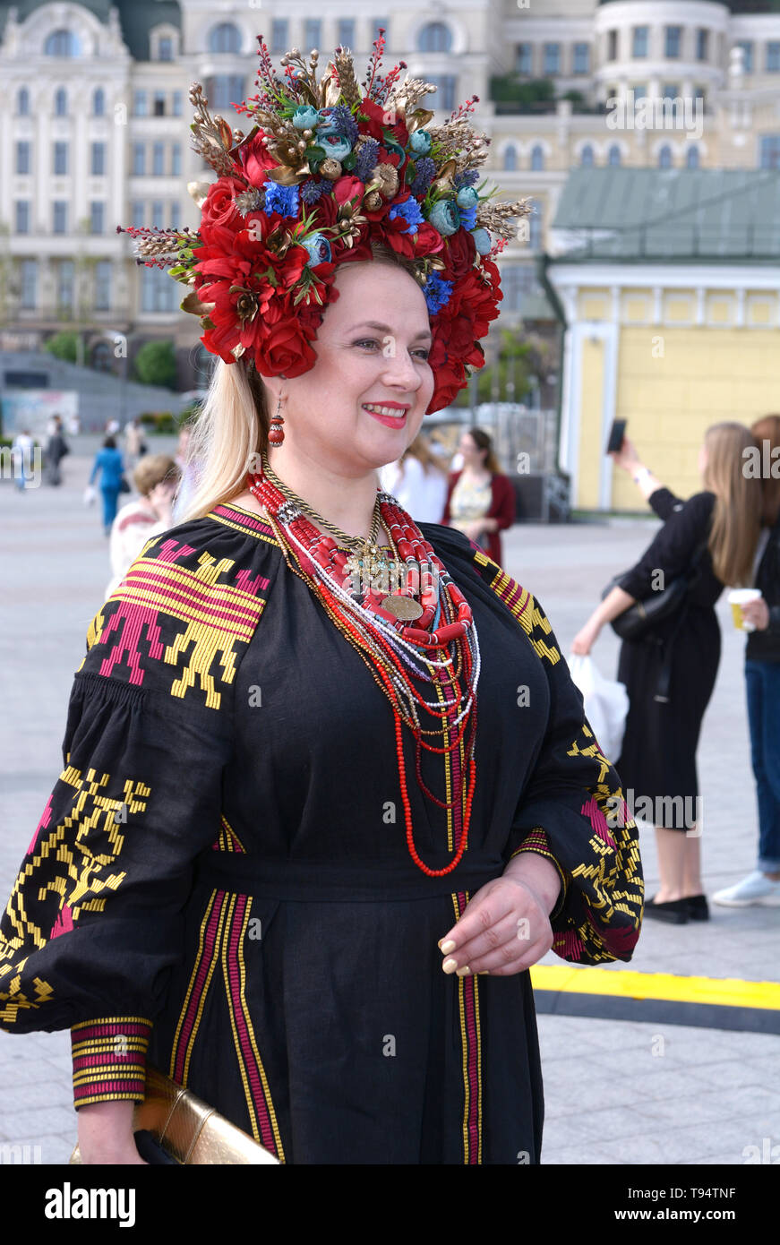 Donna in ucraino camicia ricamata e nativi circlet rosso dei fiori in  piedi. Camicia ricamata giorno. Maggio 16, 2019. A Kiev, Ucraina Foto stock  - Alamy