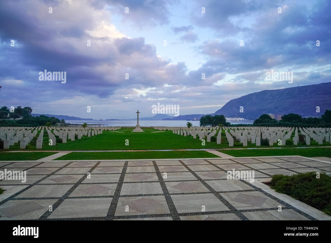 La Baia di Suda War Cemetery è un cimitero militare gestito dalla Commissione delle tombe di guerra del Commonwealth a Souda Bay, Creta, Grecia. Esso contiene buria Foto Stock