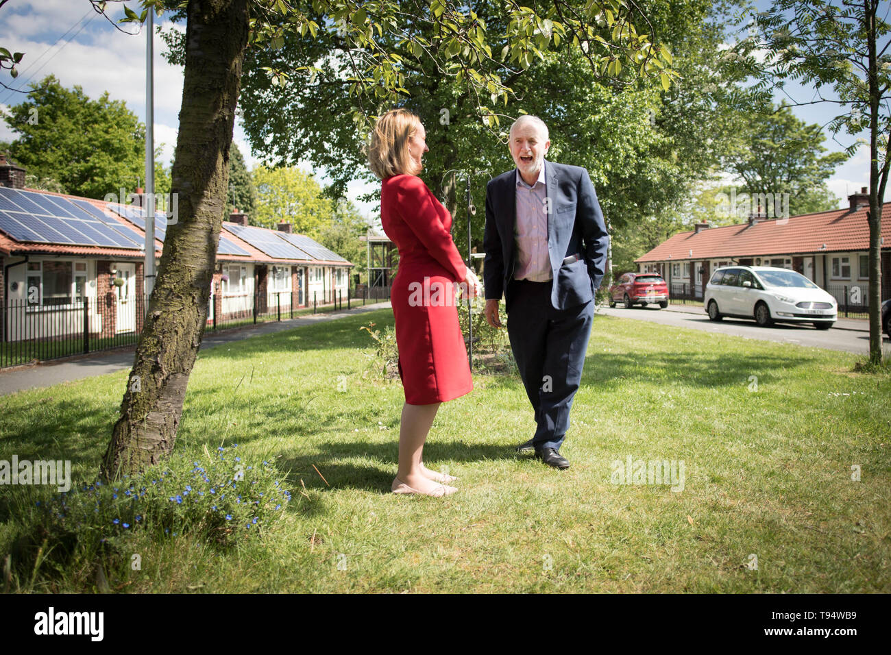 Leader laburista Jeremy Corbyn e Ombra del Segretario di Stato per gli affari, di energia e di strategia industriale Rebecca lunga Bailey durante una visita a Salford, come non evidenziare la parte piani per affrontare il cambiamento climatico e la povertà di combustibile. Foto Stock