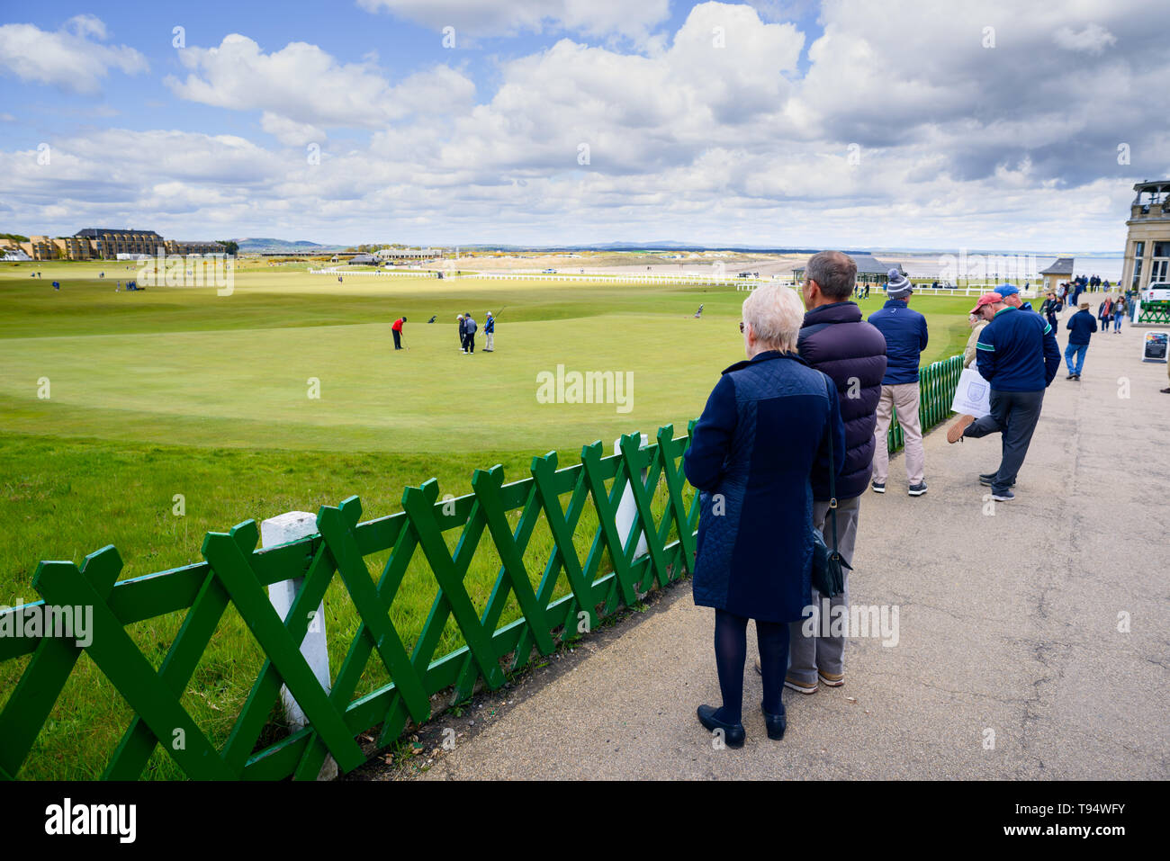 Gli amanti del golf giocare xviii green presso il Royal and Ancient Golf Club di St Andrews in Scozia, Regno Unito. Il club, uno dei più antichi e famosi in tutto il mondo Foto Stock