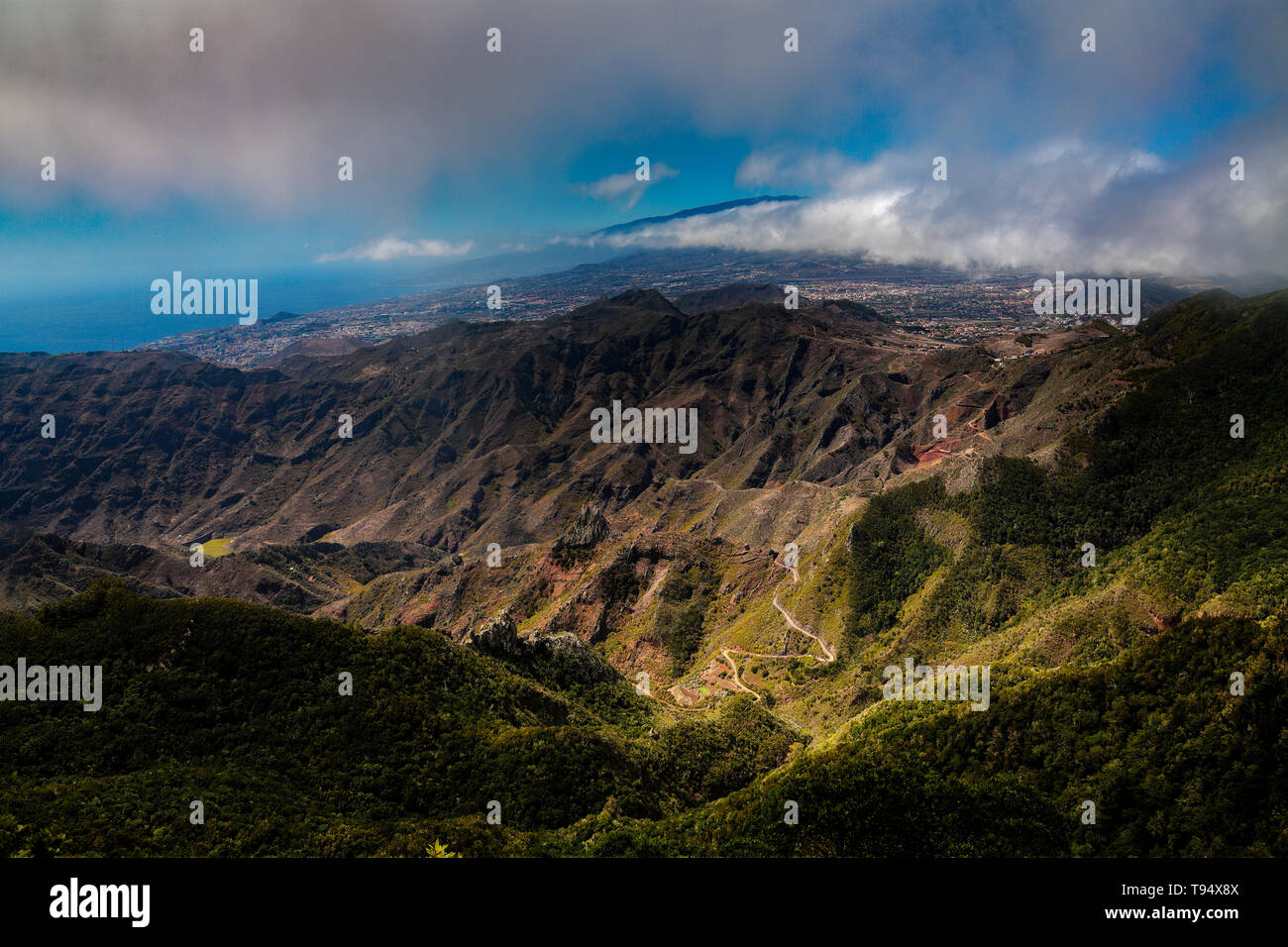 Spettacolare vista di Santa Cruz de Tenerife e di San Cristóbal de La Laguna dalle montagne di Anaga con basso livello di nuvole e sun spot Foto Stock
