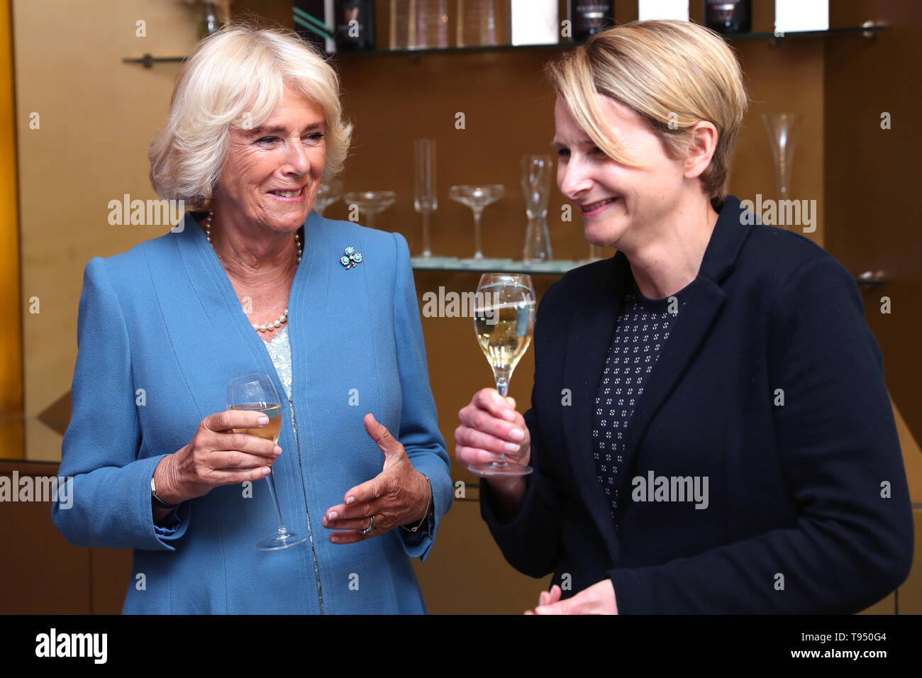 La duchessa di Cornovaglia, Presidente del vino GB, parla con il CEO di Tamara Roberts durante una visita a premiati Ridgeview Wine Estate, a conduzione familiare con vino frizzante business in comune Ditchling, East Sussex. Foto Stock