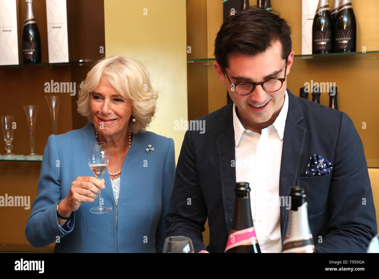 La duchessa di Cornovaglia, Presidente del vino GB, durante una visita a premiati Ridgeview Wine Estate, a conduzione familiare con vino frizzante business in comune Ditchling, East Sussex. Foto Stock