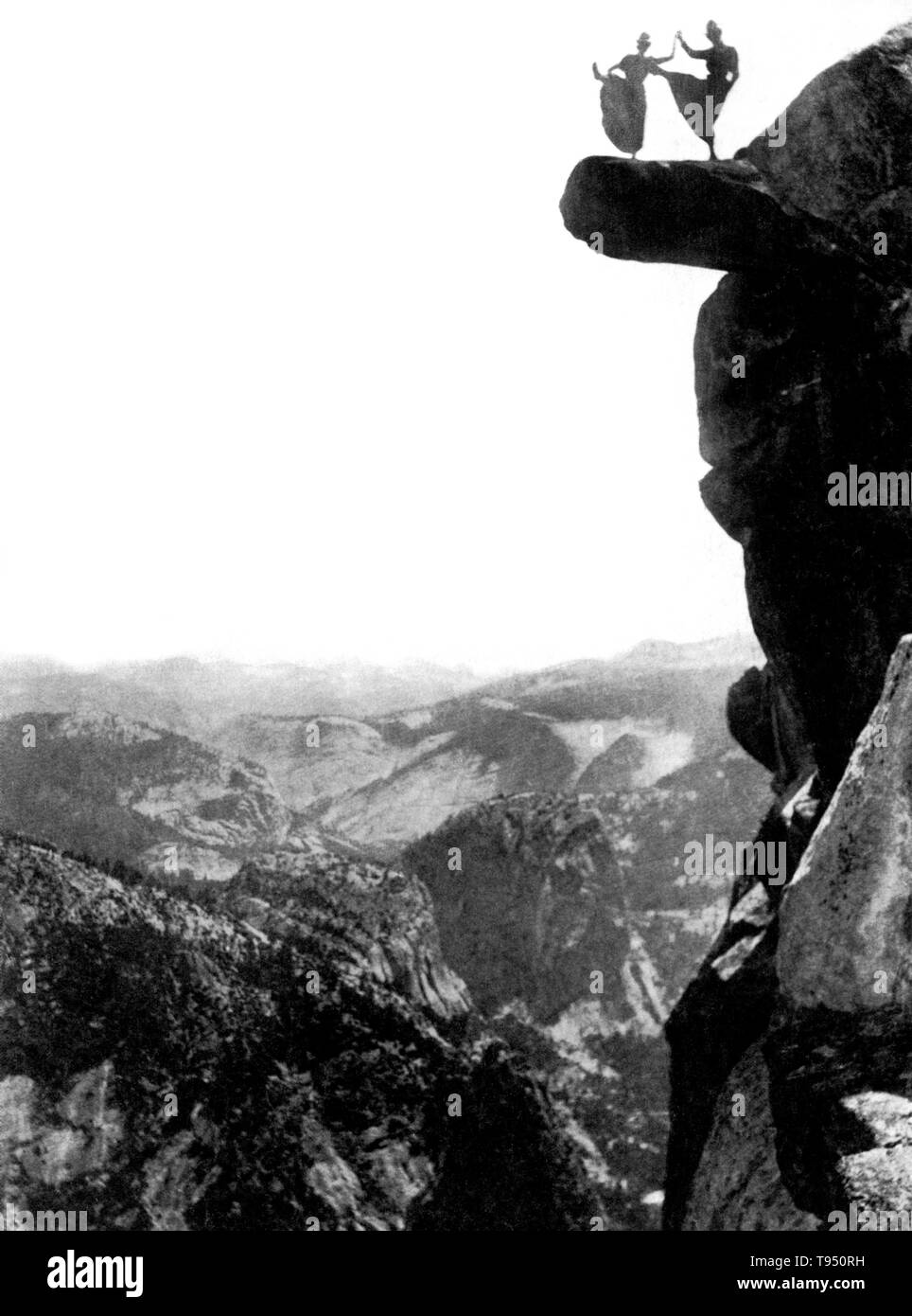 Due giovani donne calci loro talloni fino in cima al ghiacciaio Punto. Le donne sono state Kitty Tatch e Katherine Hazelston, cameriere a Yosemite National Park Hotel. Glacier Point è un punto di vista sopra la valle di Yosemite in California, Stati Uniti. Si trova sulla parete sud della valle di Yosemite, ad un'altitudine di 7,214 piedi. Il punto offre una vista superba di diversi di Yosemite National Park sono ben conosciuti segni distintivi della città tra cui il Parco Nazionale di Yosemite Valley, Yosemite Falls, Half Dome, caduta primaverile, Nevada Fall, e nuvole di riposo. Fotografato da George Fiske, 1890. Foto Stock