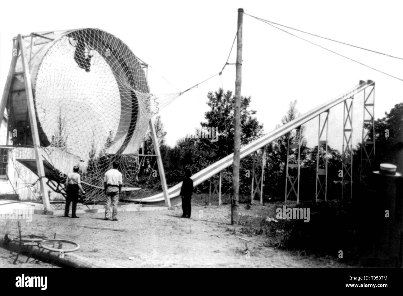 Dal titolo: 'Looping il loop' mostra una persona andando attorno al grande anello verticale sulla bicicletta. Il loop il loop stunt è stato creato da una bicicletta il temerario che andò dal nome allo Diavolo. Per eseguire il loop il loop stunt un ciclista potrebbe andare in bicicletta intorno a un grande anello di legno in loop di apparecchiatura. Alcuni potrebbero eseguire il loop su pattini a rotelle e anche in un'auto. Foto Stock