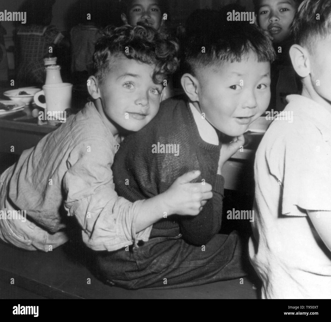 Titolo: "Un ora di pranzo di scena al Weill scuola pubblica nella sezione internazionale. Molti bambini di ascendenza giapponese come il ragazzo qui mostrato con il suo chum, sono stati evacuati con i loro genitori da questo quartiere.' Il confino di Japanese-Americans durante la seconda guerra mondiale è stato il trasferimento forzato e la detenzione nei campi di 110,000-120,000 persone di ascendenza giapponese ordinato dal presidente Roosevelt poco dopo il Giappone di attacco a Pearl Harbor. Foto Stock