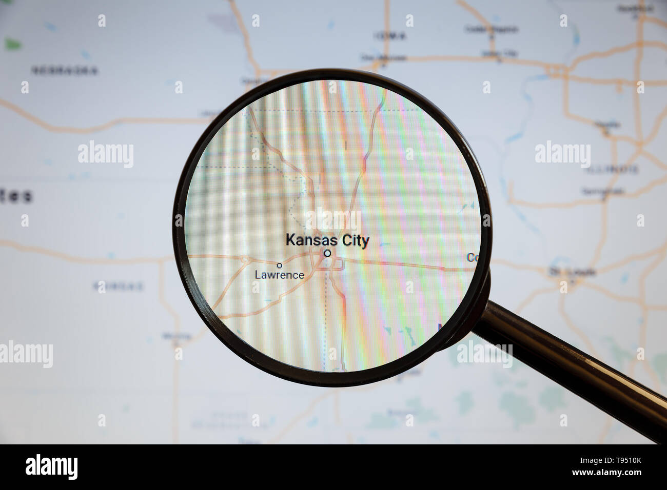 Kansas City, Stati Uniti. Mappa politico. La città sullo schermo del monitor attraverso una lente di ingrandimento. Foto Stock