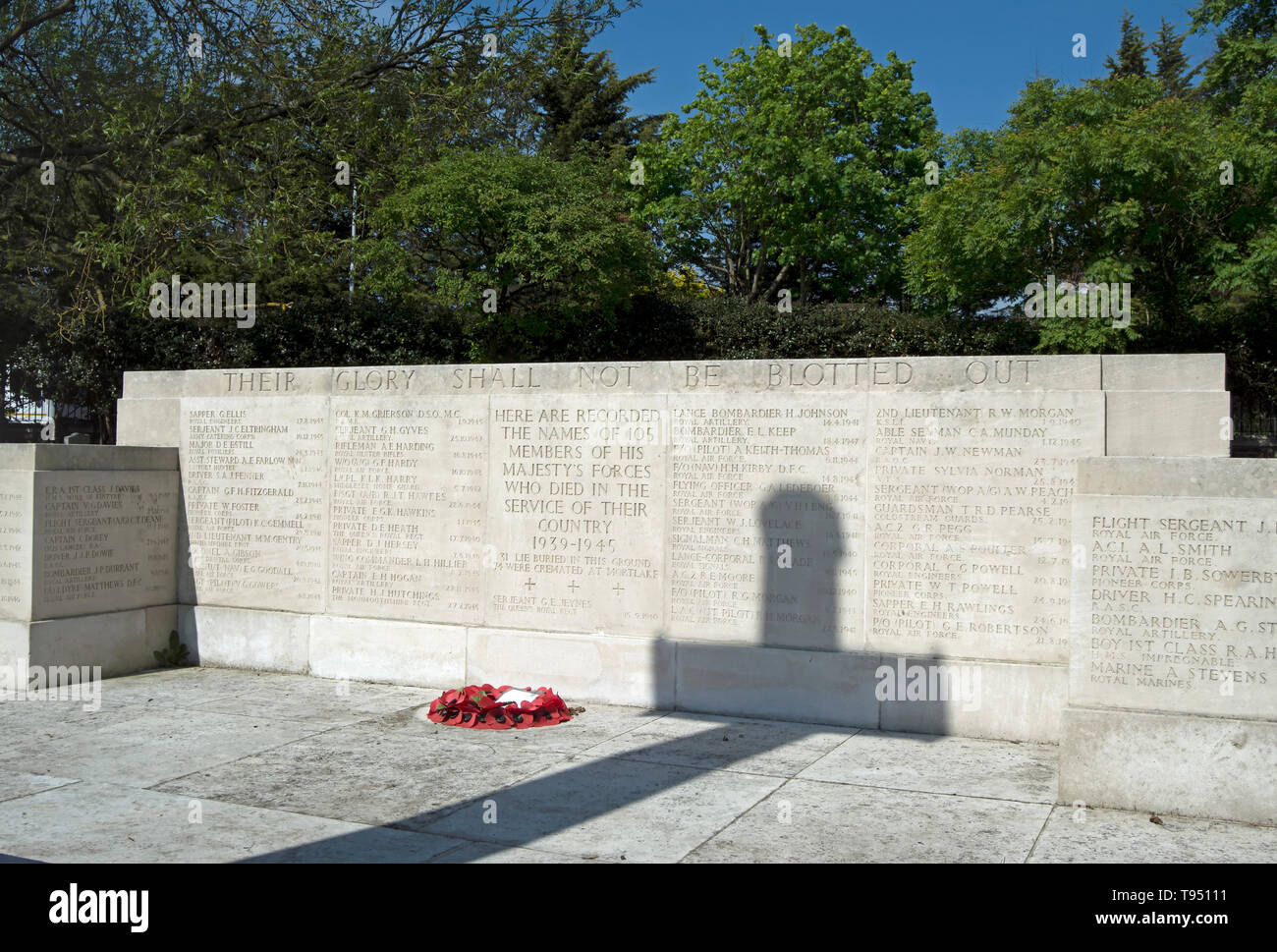 Parete di tamponamento del Commonwealth War Graves memorial presso il cimitero di mortlake, Londra, Inghilterra Foto Stock