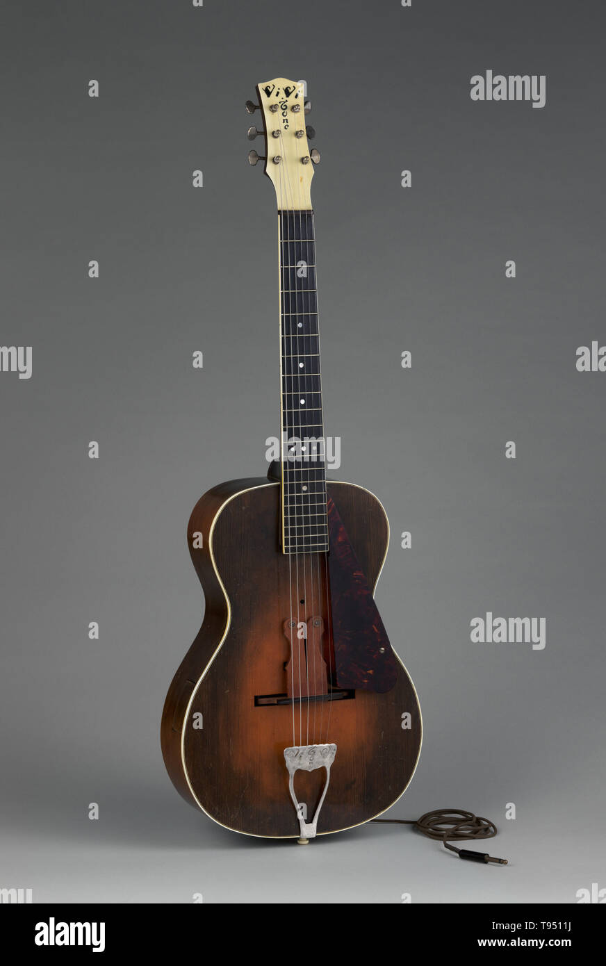 Vivi-Tone, americano, Acoustic-Electric Guitar, ca. 1933, Abete rosso, acero mogano, ebano. Il Vivi-tono di chitarra elettrica è stato uno dei primi modelli di chitarre elettriche. È stato progettato da Lloyd Loar, che era stato un ingegnere per la Gibson azienda dove egli ha creato la mitica F5 mandolino e L5 chitarra. Egli ha lasciato Gibson al fine di sperimentare con strumenti elettrici ed è stato co-fondatore della società Vivi-Tone. Loar concentrato i suoi sforzi sul elettrico stile spagnolo chitarra (es. Foto Stock