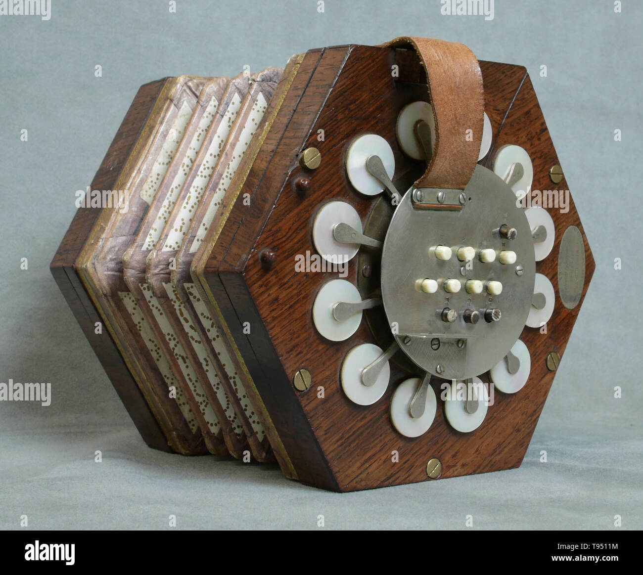 Un soffietto realizzato da Charles Wheatstone (1802-1875) a Londra in Inghilterra tra il 1831 e il 1837. La concertina stata inventata in Inghilterra e in Germania, probabilmente in modo indipendente. La versione in inglese è stato inventato nel 1829 da Sir Charles Wheatstone, mentre Carl Friedrich Uhlig ha annunciato la versione in tedesco di cinque anni più tardi, nel 1834. A parte la concertina, Charles Wheatstone inventato stereoscopio (un dispositivo per la visualizzazione di immagini tridimensionali), e il Playfair cipher (una tecnica di crittografia). Foto Stock
