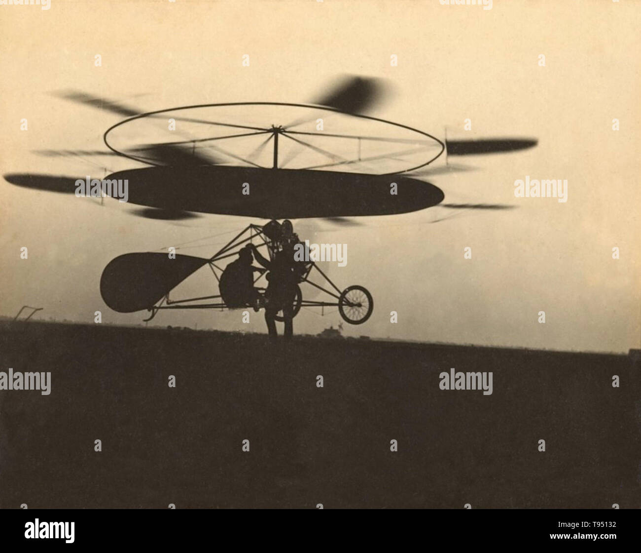 Jacob Christian Hansen Ellehammer (1871-1946) era un orologiaio danese e inventore che ha fatto primi contributi per il volo a. Ignaro dei fratelli Wright e con successo un paio di anni fa, Ellehammer lavorato in isolamento per inventare un mezzo di volo, una prodezza ha conseguito in un 'semi-biplano' il 12 settembre 1906. Presto ha spostato la sua attenzione al volo verticale craft, riuscendo nel 1912 salto in lungo al di sopra del suolo in un elicottero sperimentale. Foto Stock