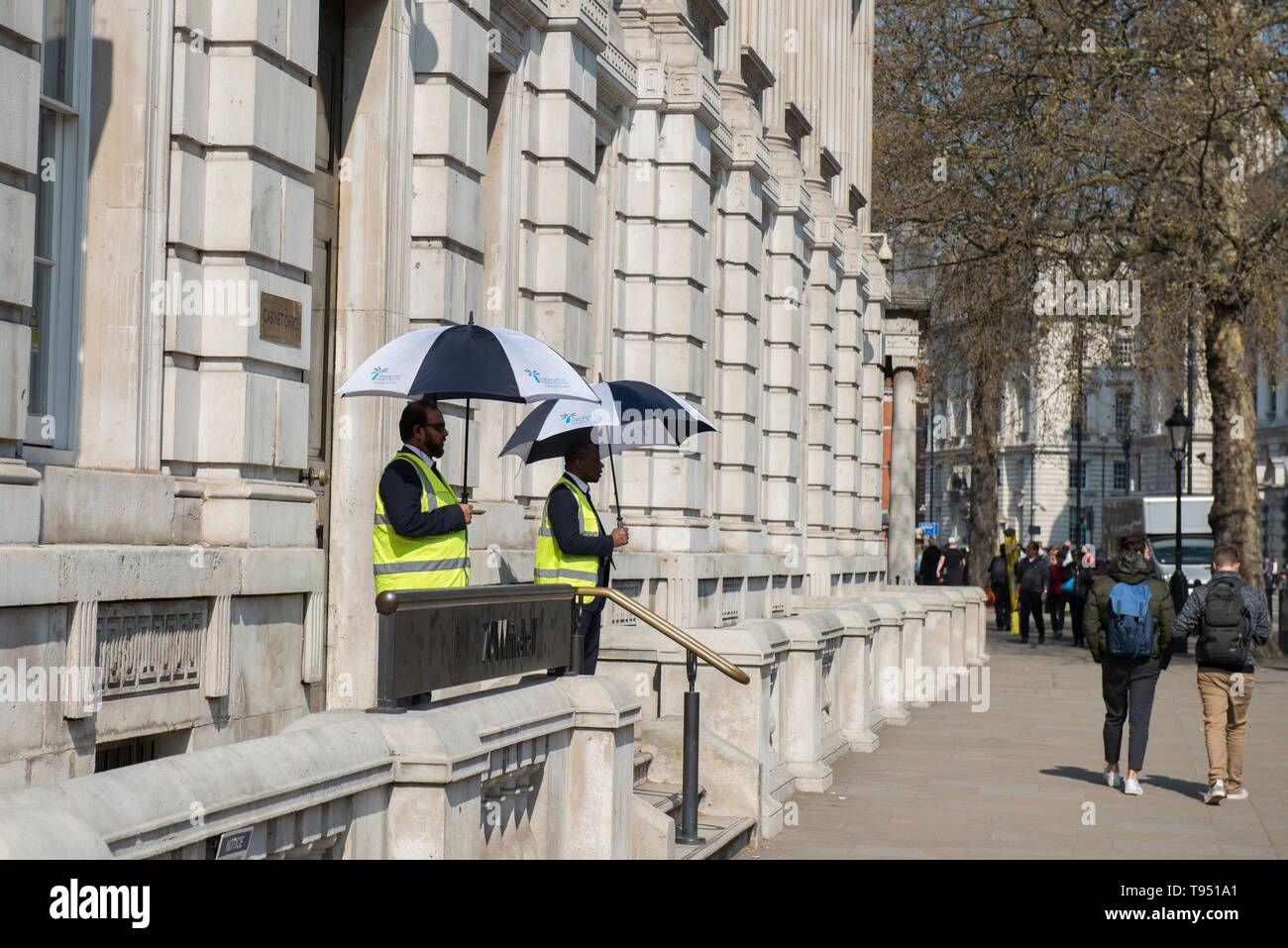 Due guardie di sicurezza stand al di fuori del Cabinet Office sulla strada del Parlamento europeo il 29 marzo 2019 il giorno in cui la Gran Bretagna era destinata a lasciare l'UE. Foto Stock