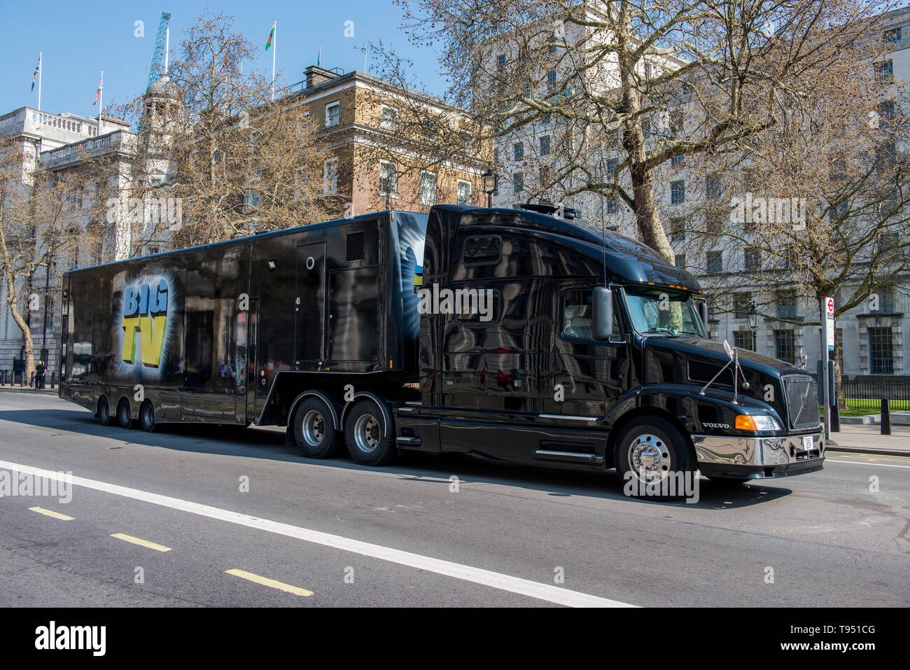 Volvo T-unità di cabina e il rimorchio che è stato noleggiato per tour con Tommy Robinson e a mostrare il suo controverso programma Panodrama in tutto il paese. Foto Stock