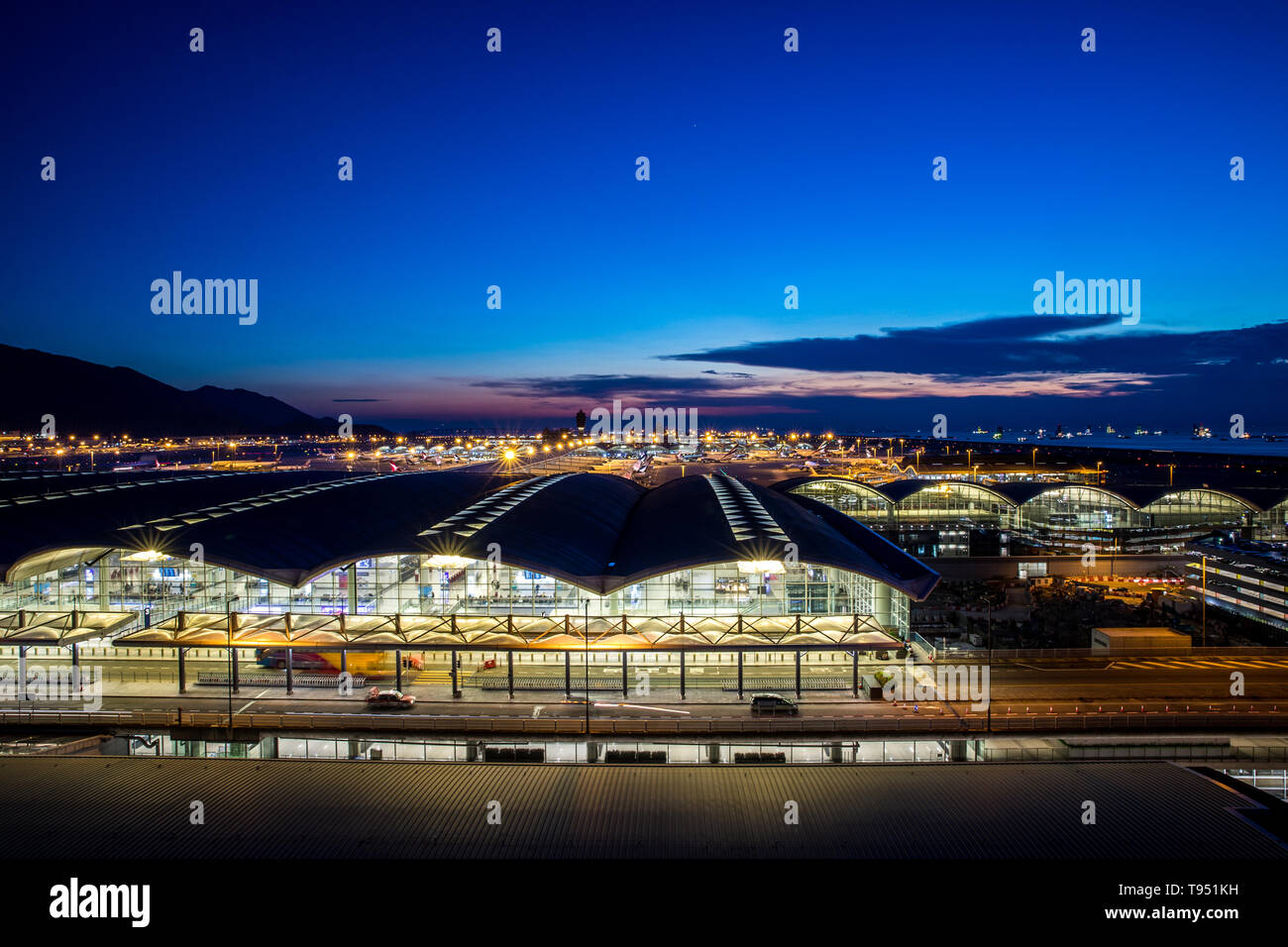 L'aeroporto internazionale di Hong Kong al crepuscolo Foto Stock