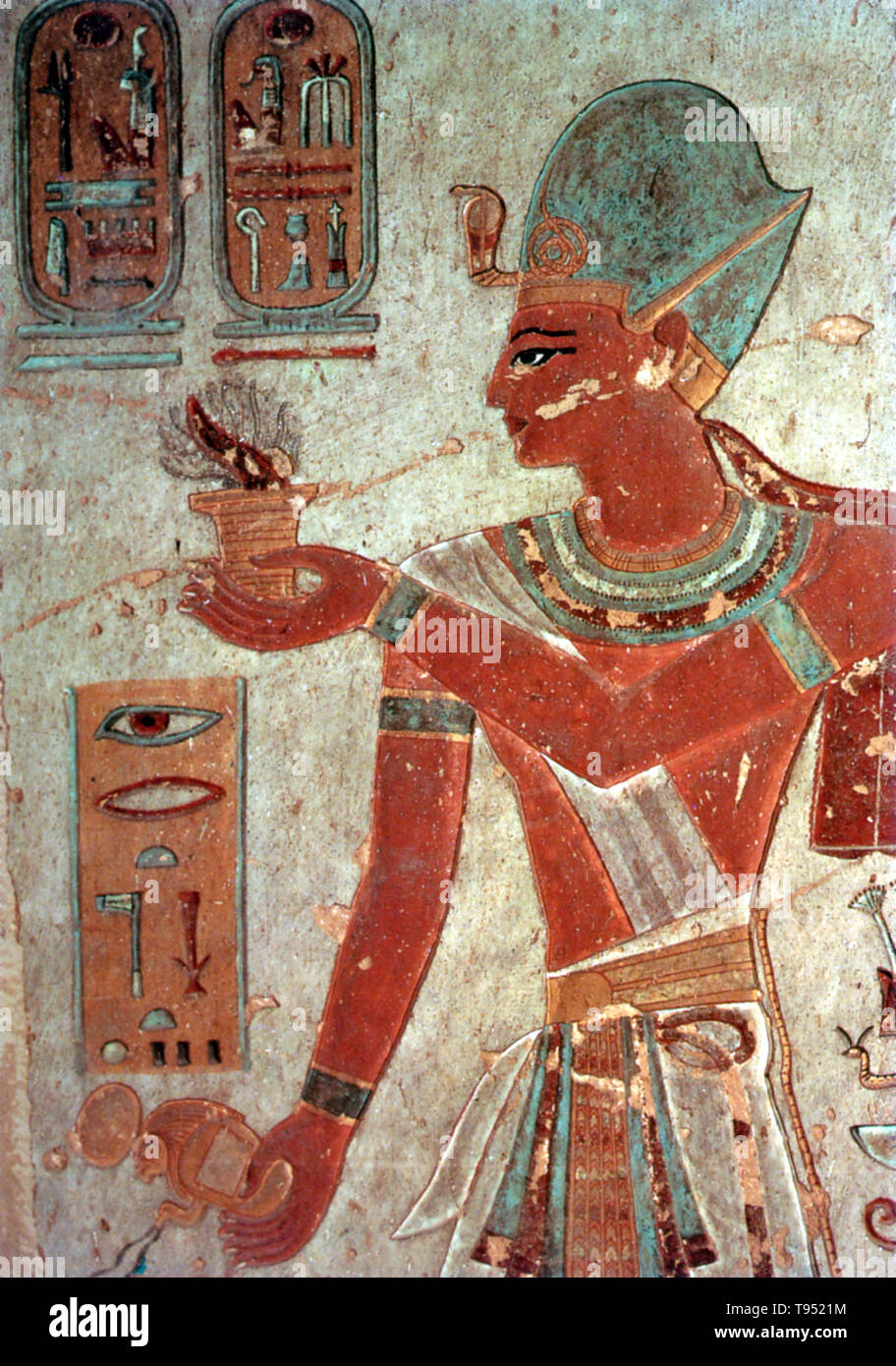 Dipinto di rilievo di Ramses III offrendo incenso, Valle dei Re. Usimare Ramesse III fu il secondo Faraone della xx dinastia e è considerata essere l'ultimo regno nuovo re di esercitare alcuna sostanziale autorità sopra l'Egitto. Il suo lungo regno ha visto il declino egiziano di potere politico ed economico, legati a una serie di incursioni e problemi economici interni. Ramesse III era figlio di Setnakhte e Regina Tiy-Merenese. Foto Stock