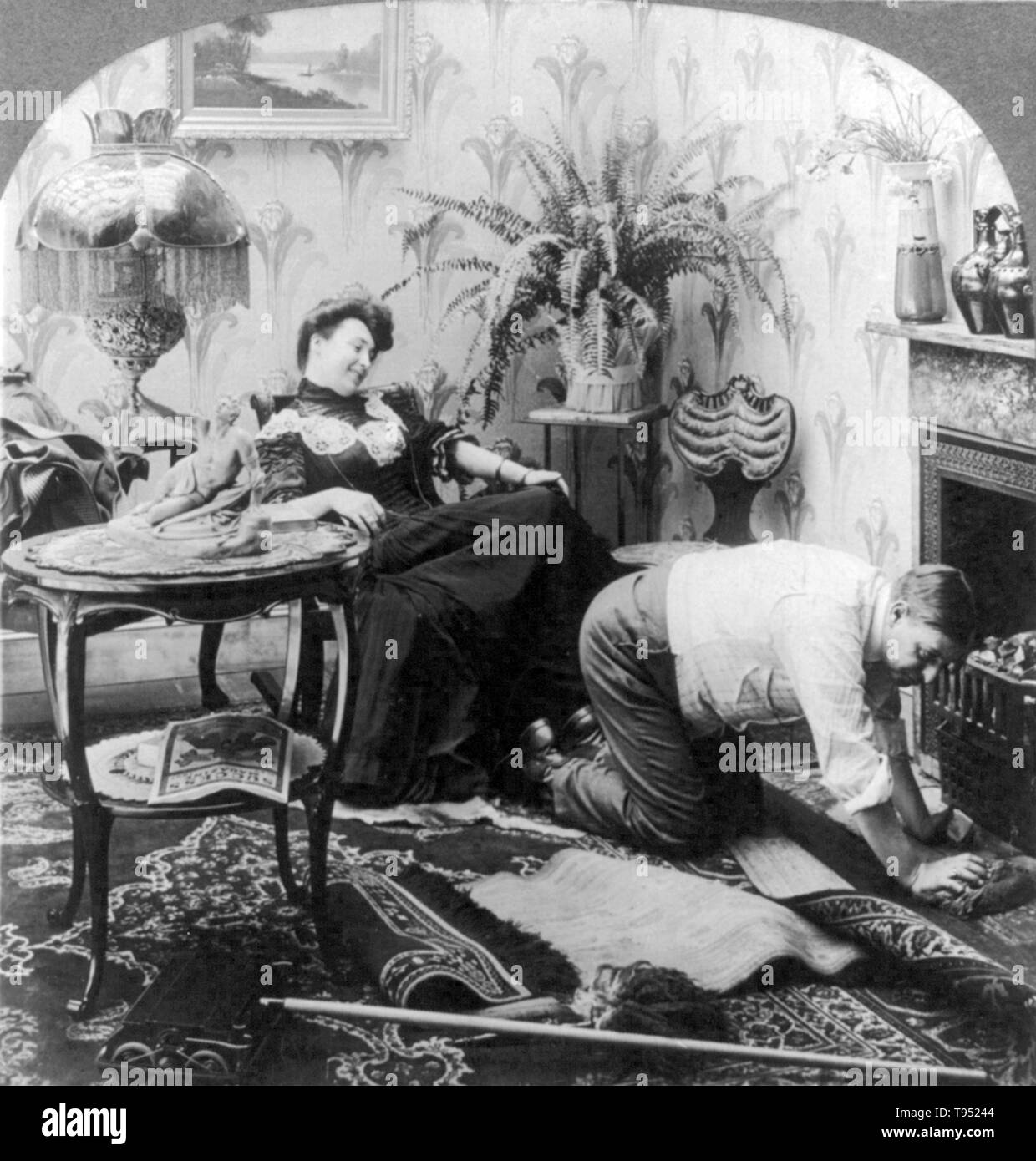 Titolo: "è divertente, il sig. Peck, che il servo PROBLEMA non mi preoccupa' mostra Donna che parla all'uomo, che è piano di pulizia. Stereografia ritagliata fotografata da E.W. Kelley Ottobre 14, 1907. Foto Stock