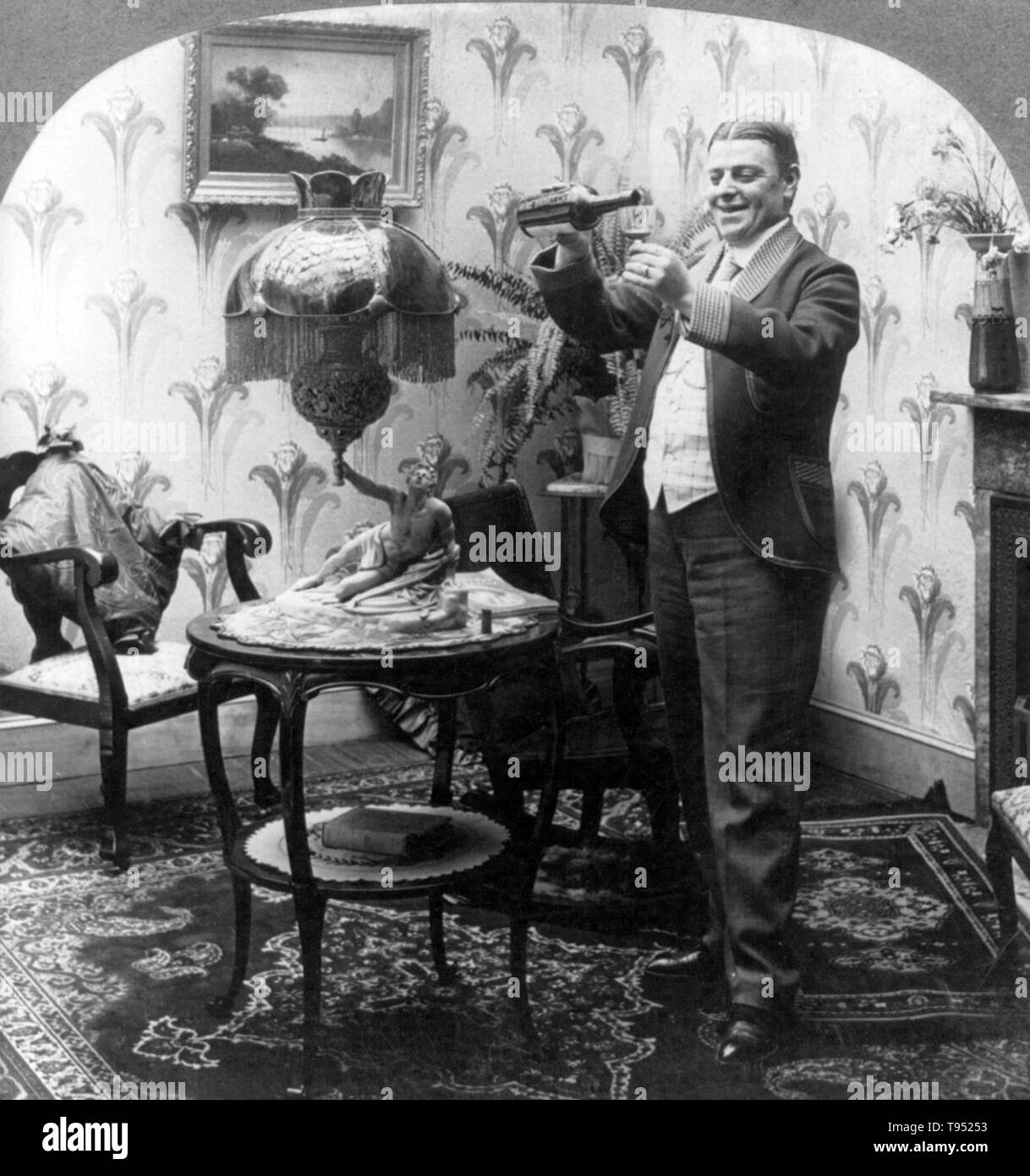 Intitolata "r. Peck sorriso dell' mostra un uomo drink di versatore in vetro. Stereografia ritagliata fotografata da E.W. Kelley Ottobre 14, 1907. Foto Stock