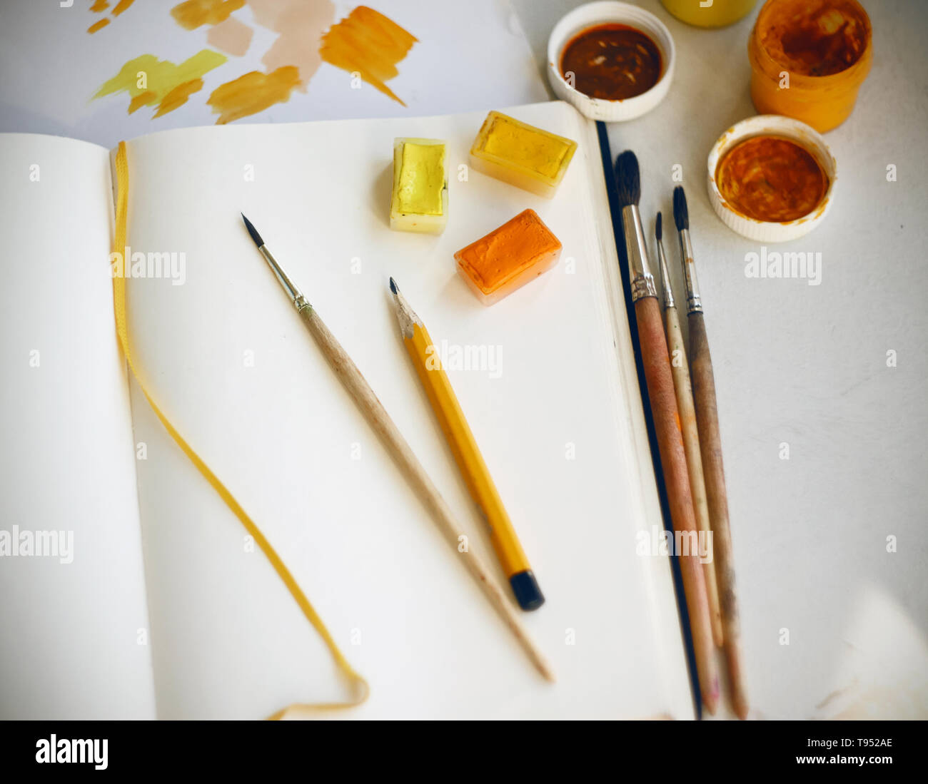 Su Un Tavolo Luminoso Sono Arte Forniture Pitture Matite