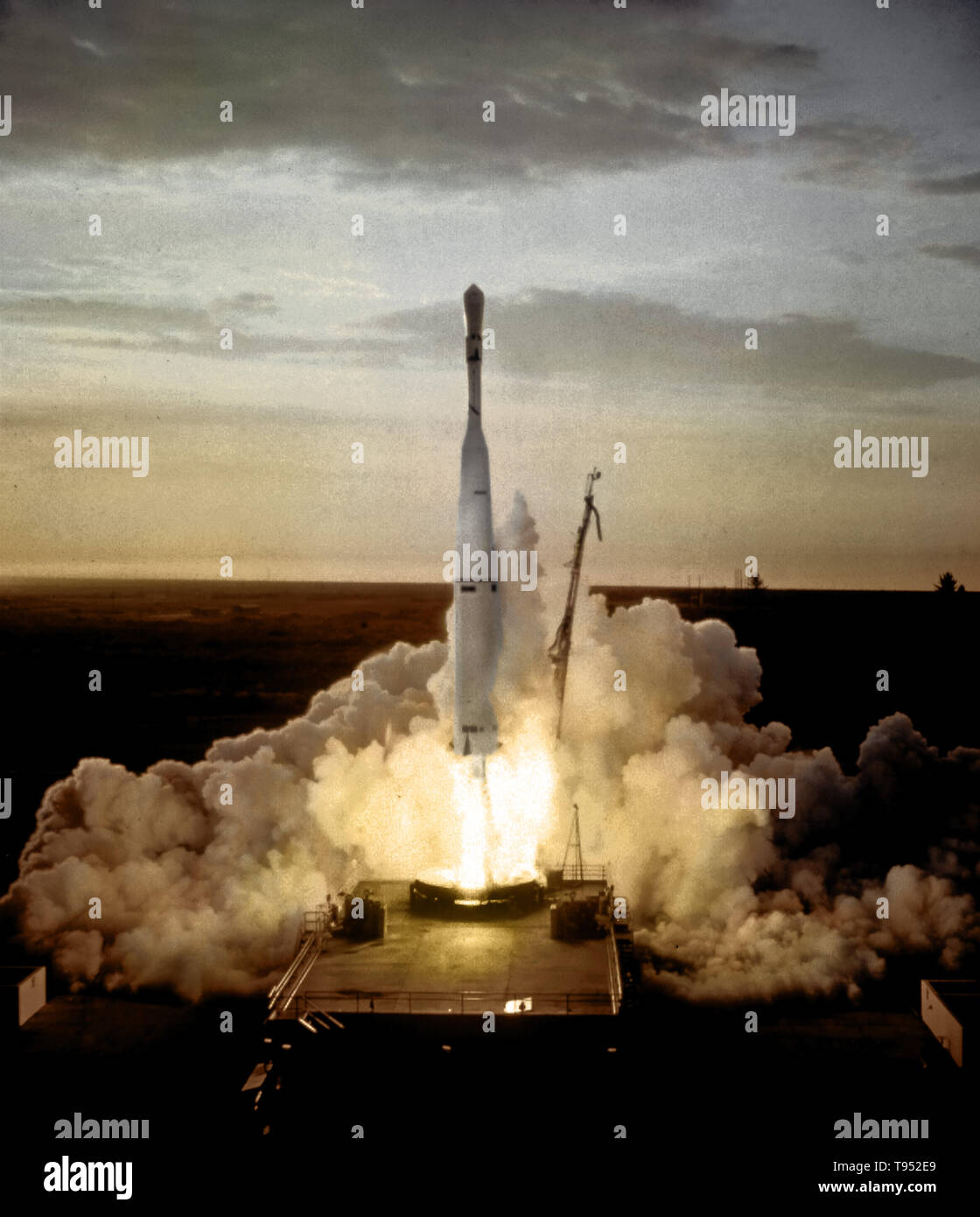 TIROS I è stato il primo successo a bassa massa meteo orbitali satellitari, e il primo di una serie di televisione a raggi infrarossi i satelliti di osservazione. Il TIROS-1 navicella spaziale è stato lanciato dalla NASA e partner il 1 aprile 1960 da Cape Canaveral, in Florida, negli Stati Uniti. Il TIROS programma della prima priorità è lo sviluppo di un satellite meteorologico Informazioni sistema. Previsioni del tempo è stata considerata la più promettente applicazione di spazio-basato le sue osservazioni. Foto Stock