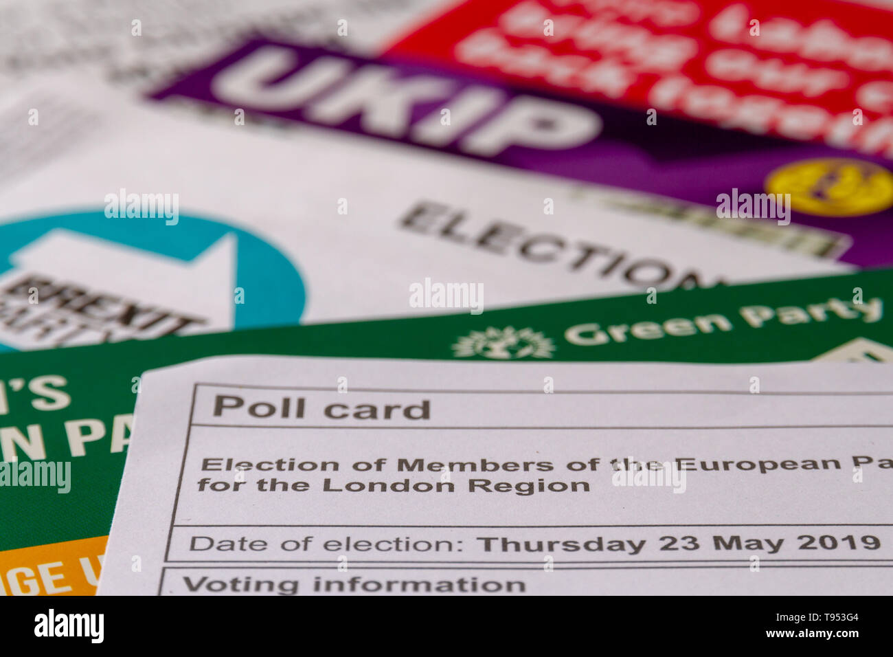 Close-up della scheda di polling per le elezioni del Parlamento Europeo con volantini elettorali fuori fuoco dietro di essa Foto Stock
