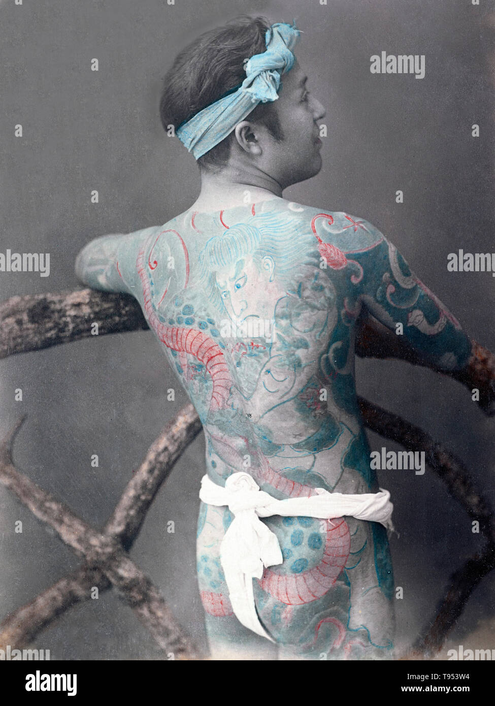 Uomo giapponese con full-body tattoo, da c. 1870 - 1890s. Fotografata da Kusakabe Kimbei (giapponese, 1841 - 1934, attivo 1880 - circa 1912) o Barone Raimund von Stillfried (austriaco, 1839 - 1911). Colorate a mano albume silver stampa. Foto Stock