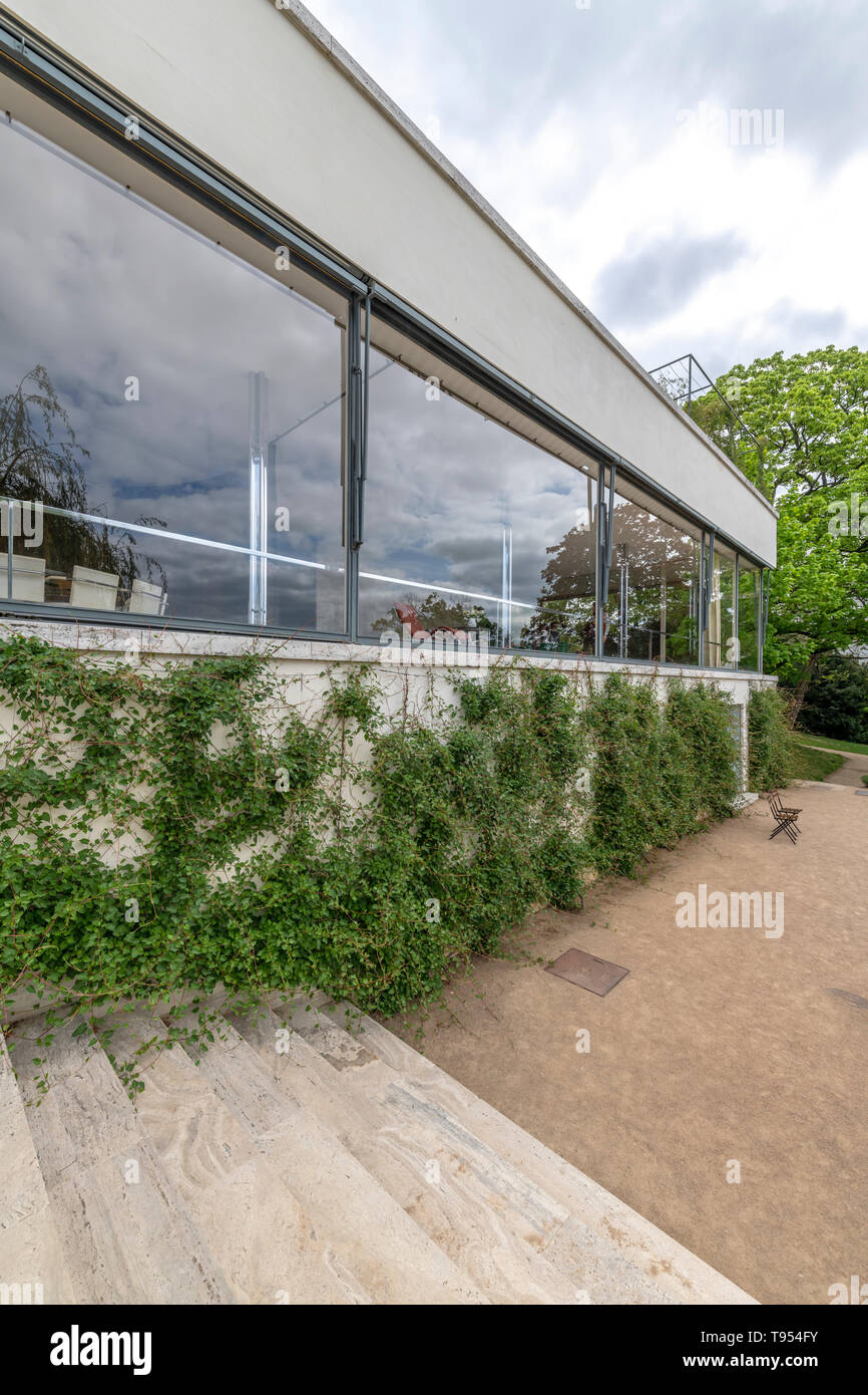 La larghezza completa di Windows per la sala da pranzo e soggiorno camere Villa Tugendhat a Brno in Repubblica Ceca. Progettato da architetto Mies van der Rohe. Completato il 1930. Foto Stock