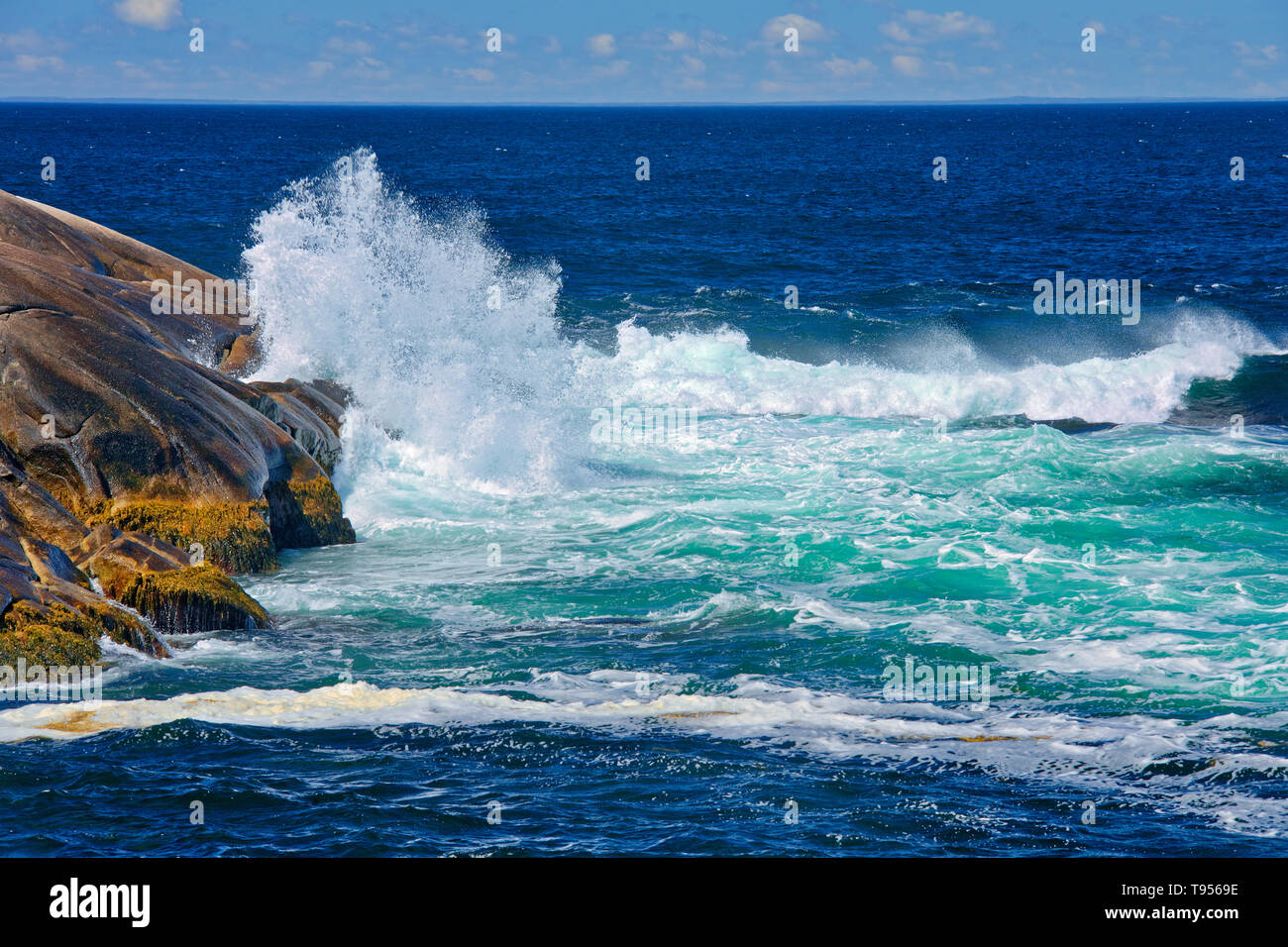 Onde che si infrangono sulla riva dell'Oceano Atlantico Peggy's Cove Nova Scotia Canada Foto Stock