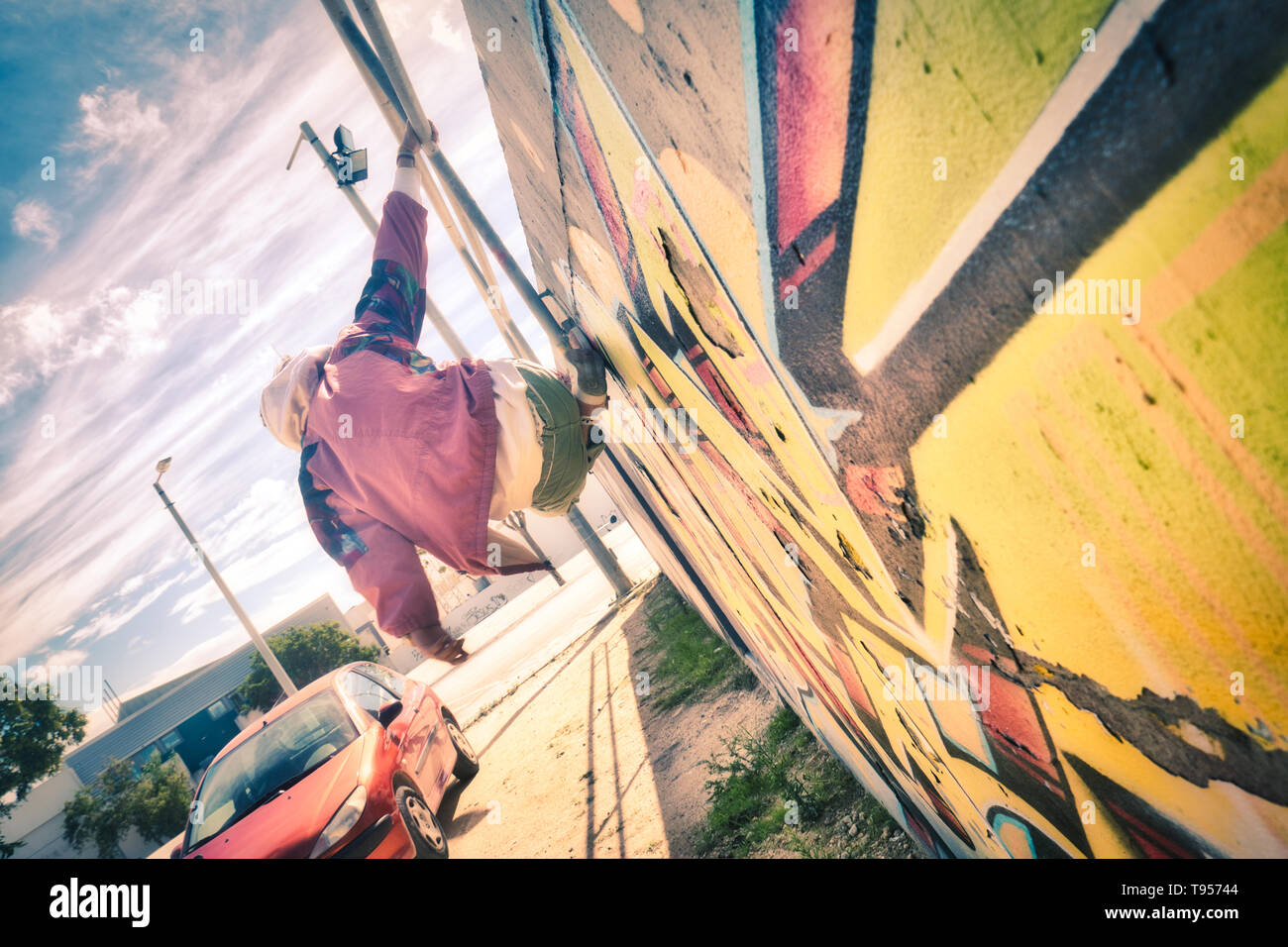 Giovane ballerina bianca danza hip-hop freestyle in uno skate park Foto Stock