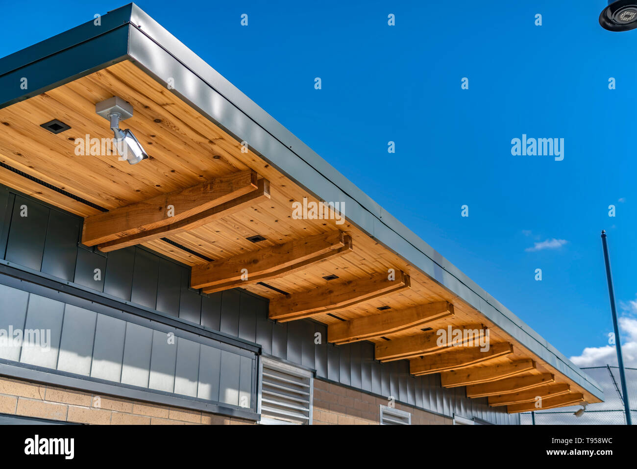 Vista esterna di un edificio contro vivid blue sky in una giornata di sole Foto Stock