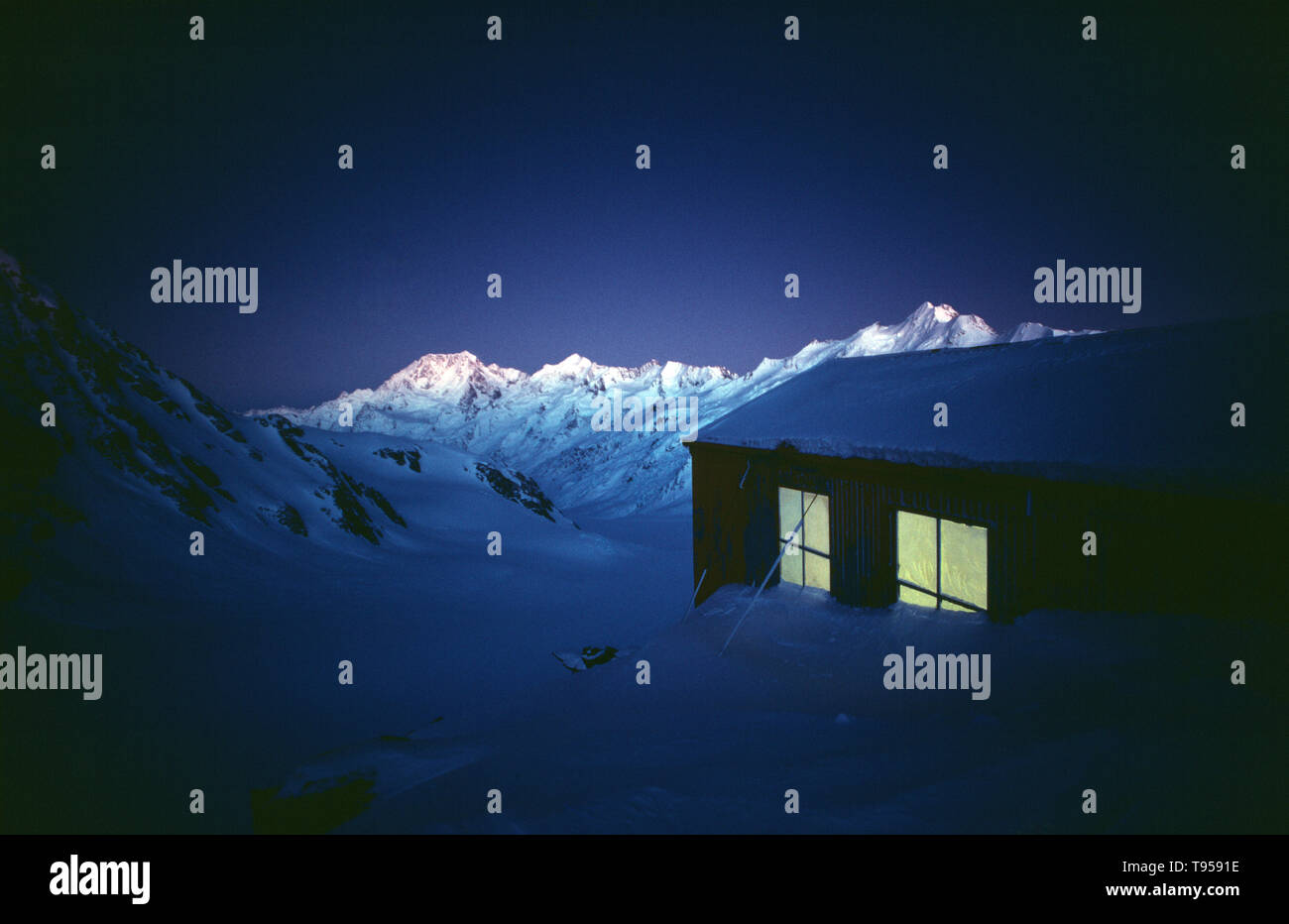 La Nuova Zelanda. Isola del Sud. Canterbury. Ski lodge. La sera tardi. Tasman Glacier. Foto Stock
