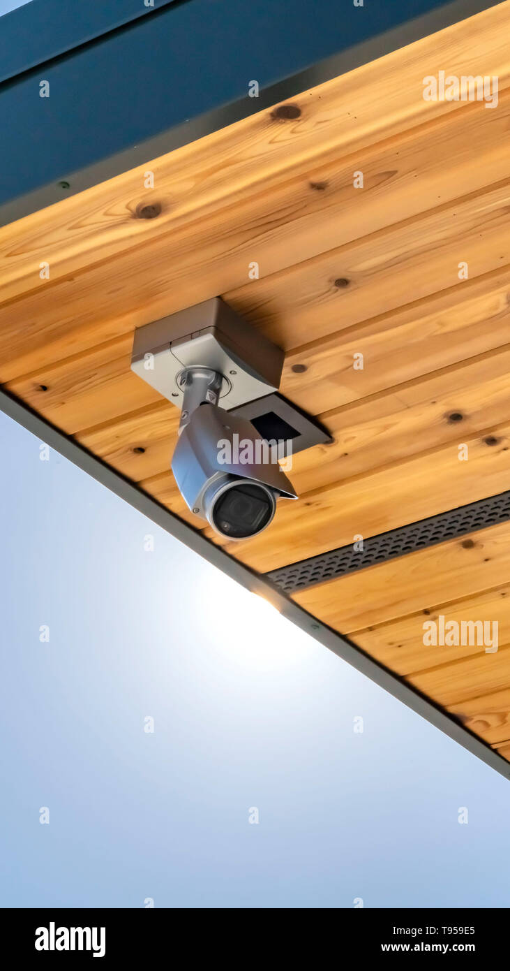 Cancella Casa verticale con una telecamera di sicurezza installate sul lato inferiore di legno del tetto Foto Stock