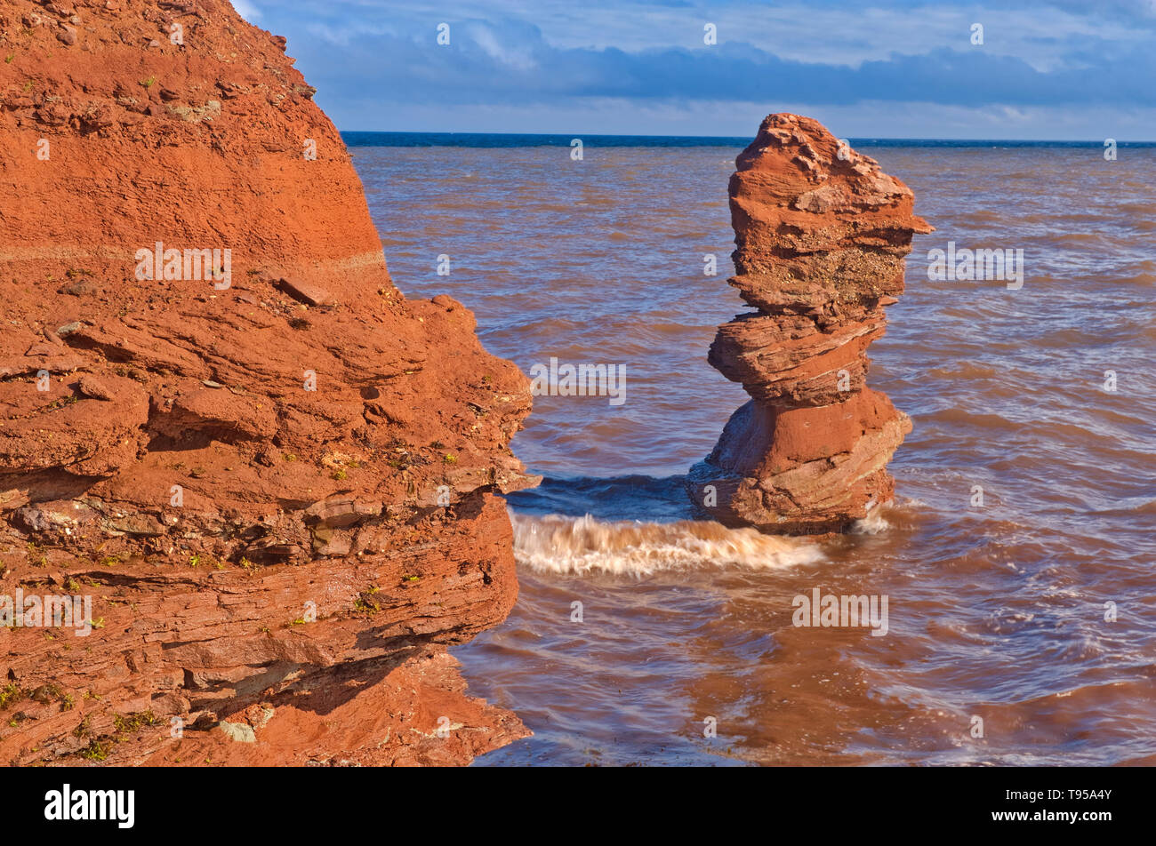 Pietra arenaria rossa scogliere lungo il Golfo di San Lorenzo. Sito del resto di 'Elephant Rock'. Capo Nord Prince Edward Island in Canada Foto Stock