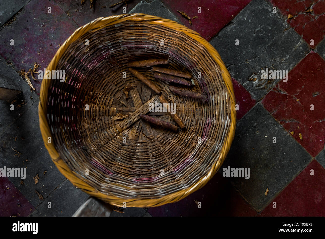 Difettoso sigari fatti a mano sono visto buttato via in un cesto di vimini in officina di Laura Peña, un sigaro maker, Suchitoto, El Salvador. Foto Stock