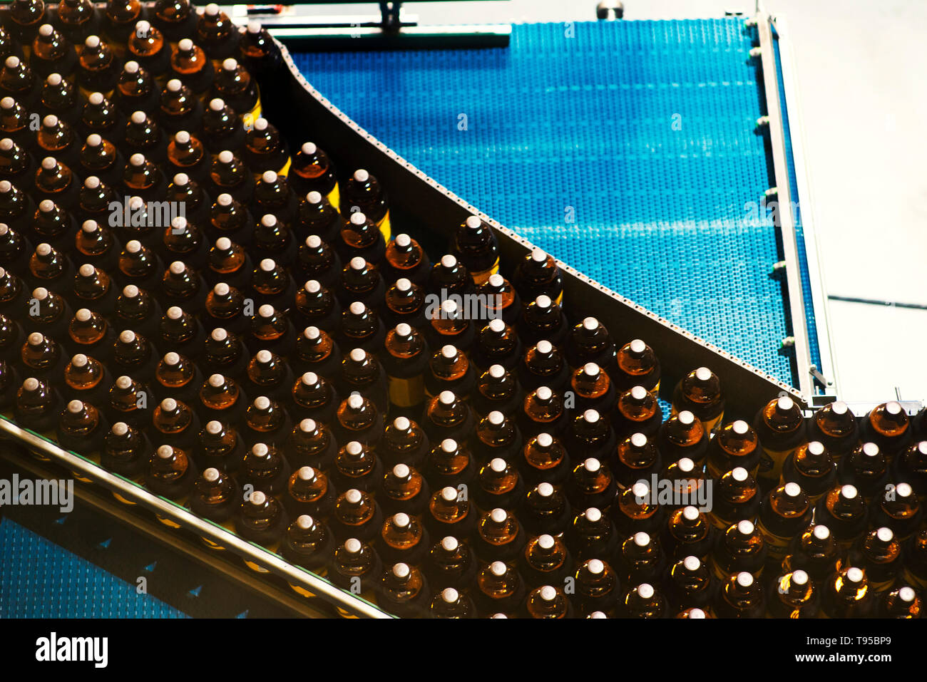 Bottiglie di birra sul nastro trasportatore Foto Stock