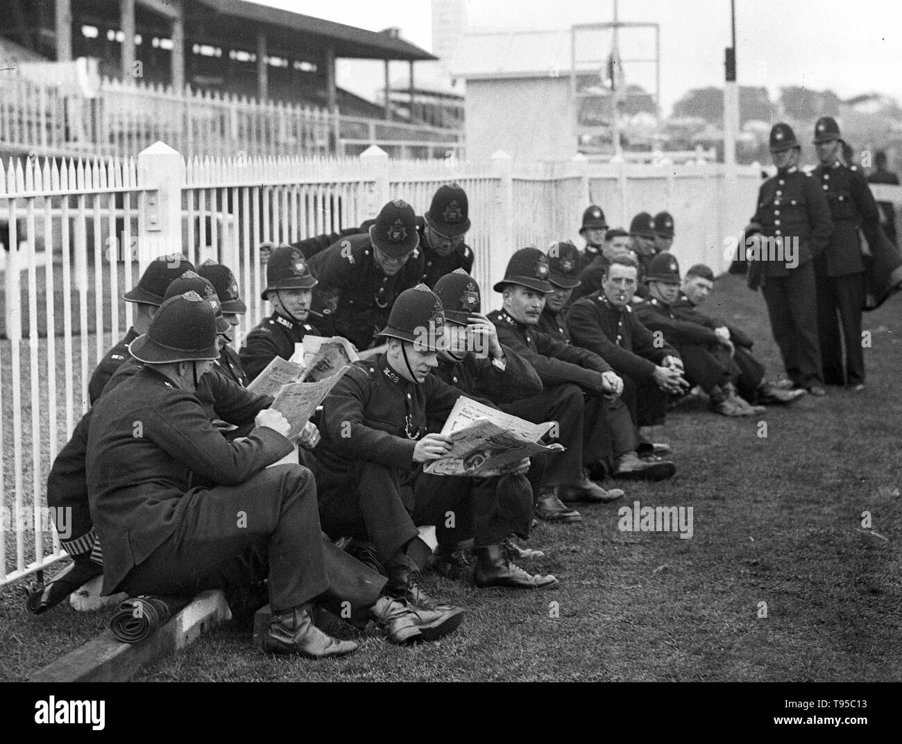 I poliziotti britannici controllo racing per punte a Epsom Derby gare nel giugno 1932 Foto Stock