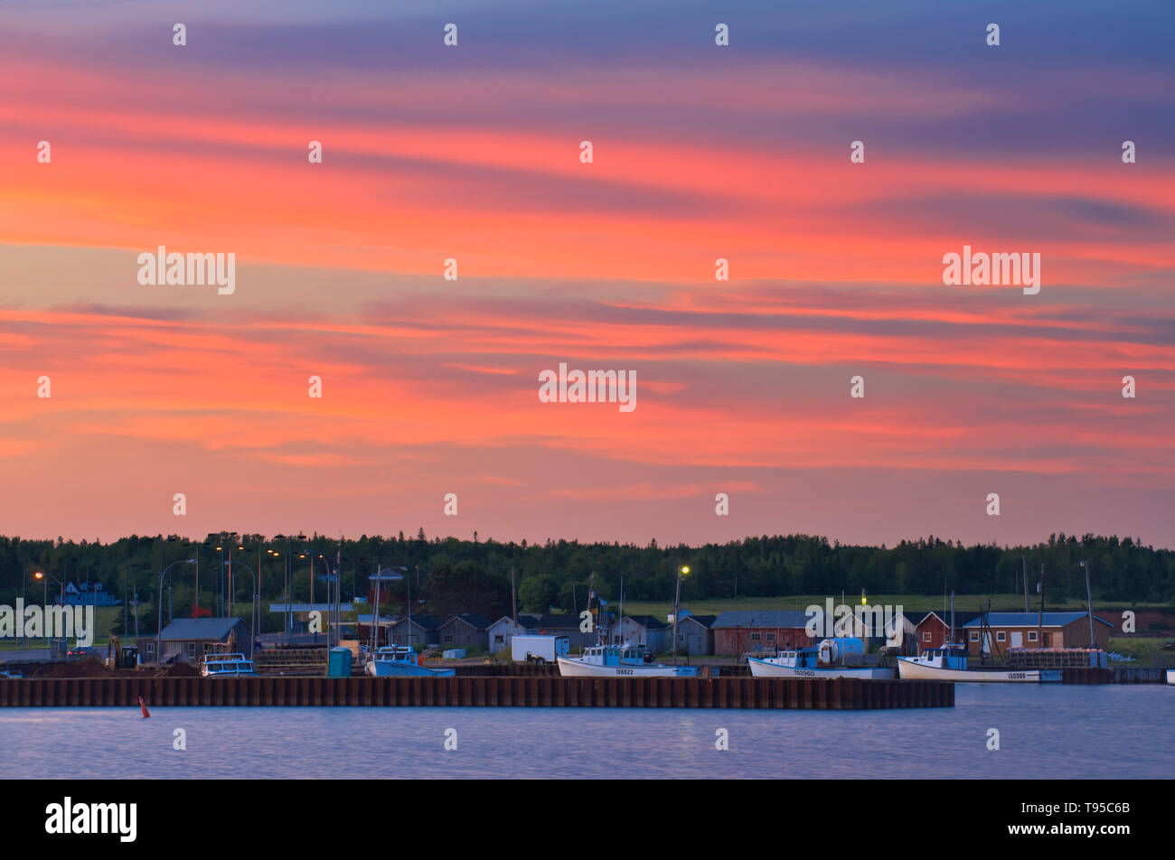 Il tramonto del Northumberland Strait Isole di legno Prince Edward Island in Canada Foto Stock