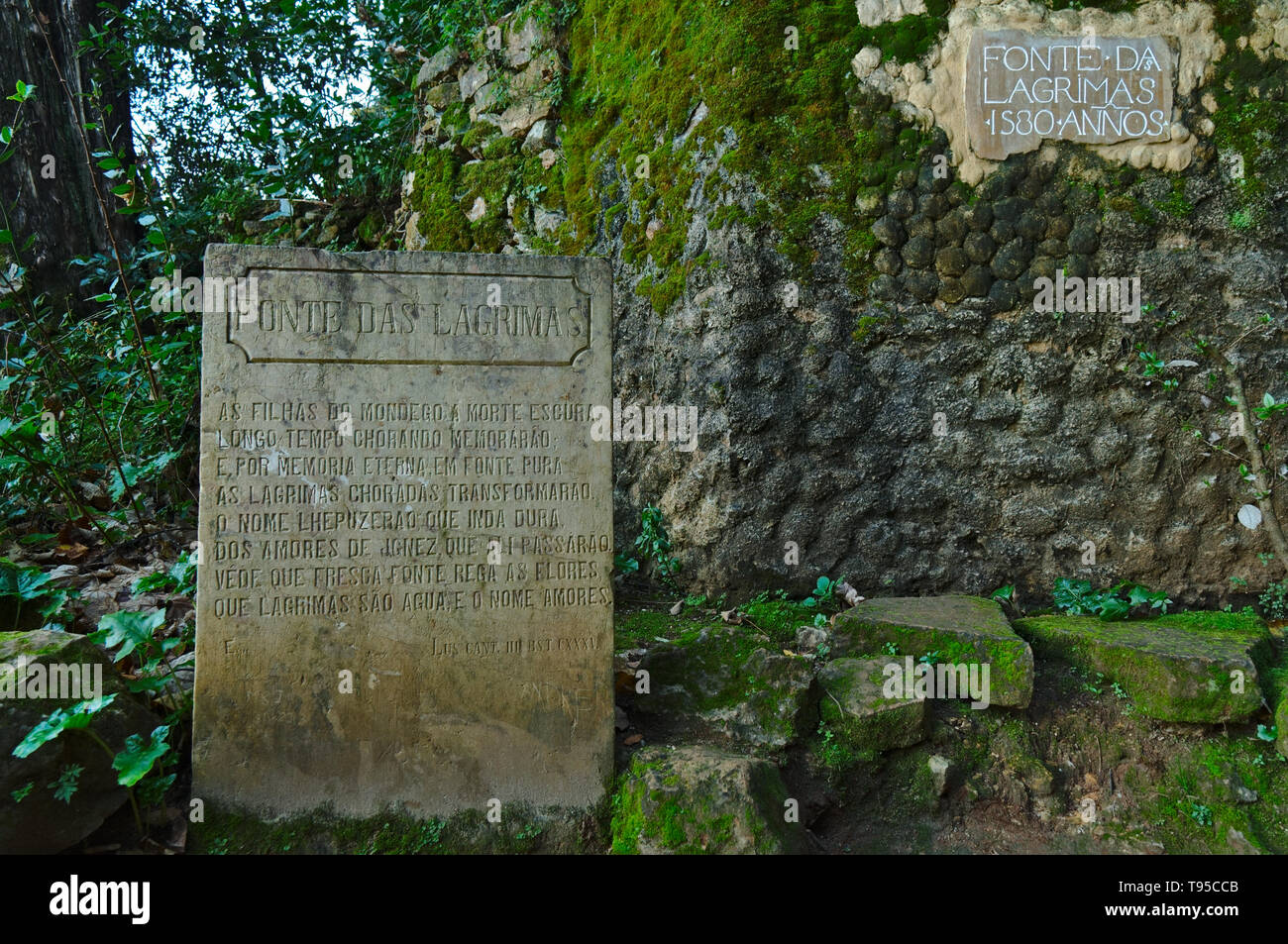 Pietra ardesia con: Fontana di gocce di strappo 1580 anni scritto su di esso. Coimbra, Portogallo Foto Stock