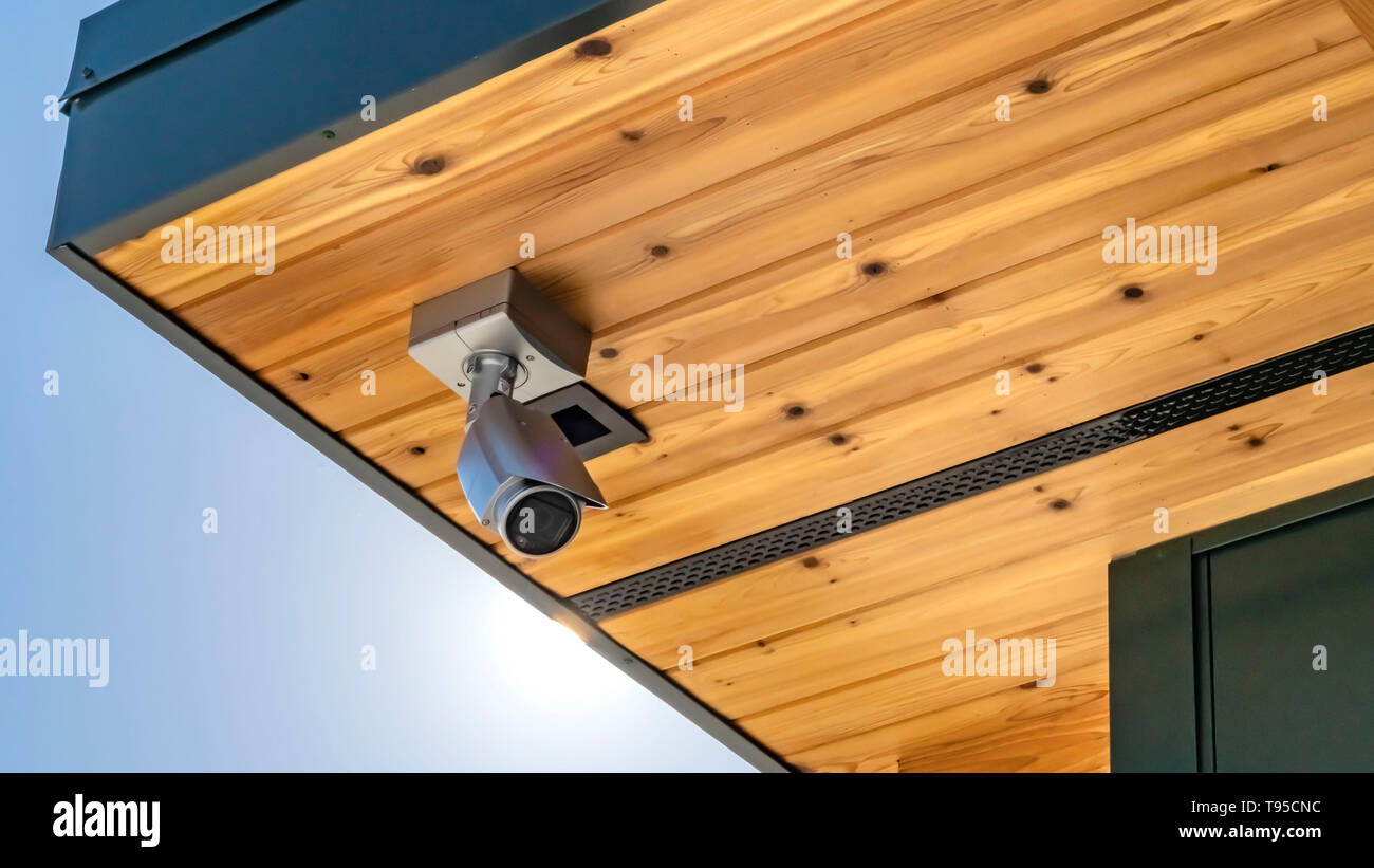 Panorama Home con una telecamera di sicurezza installate sul lato inferiore di legno del tetto Foto Stock