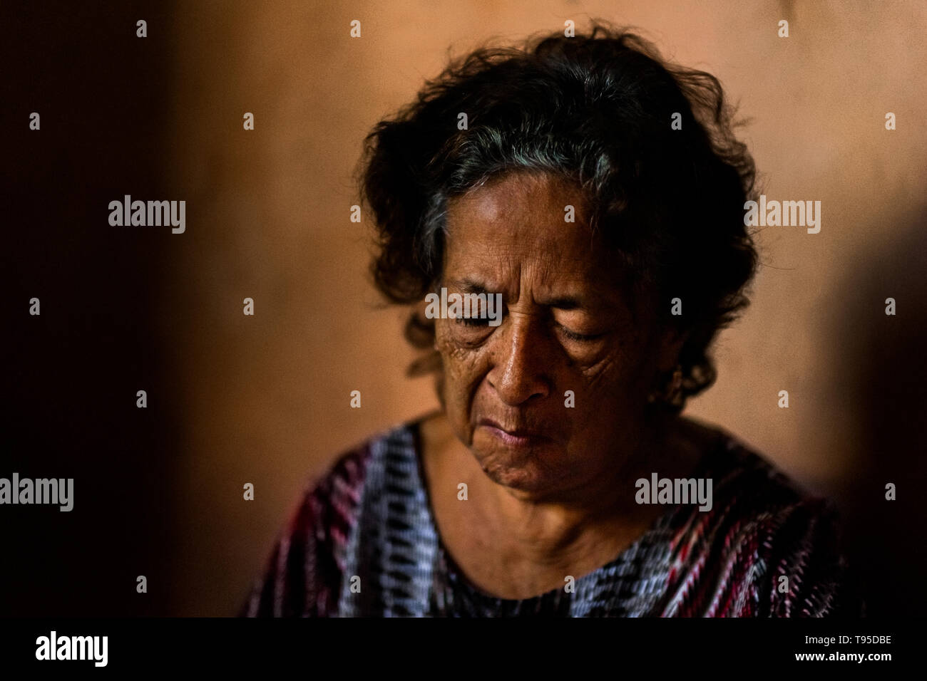 Laura Peña, un 67-anno-vecchia donna di El Salvador, è visibile durante il rotolamento sigari fatti a mano nella sua casa di Suchitoto, El Salvador. Foto Stock