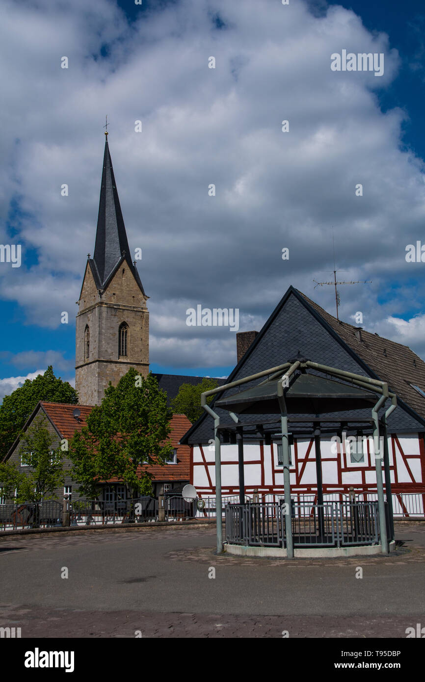 Vista città con Saint Nikolai chiesa di Korbach Foto Stock